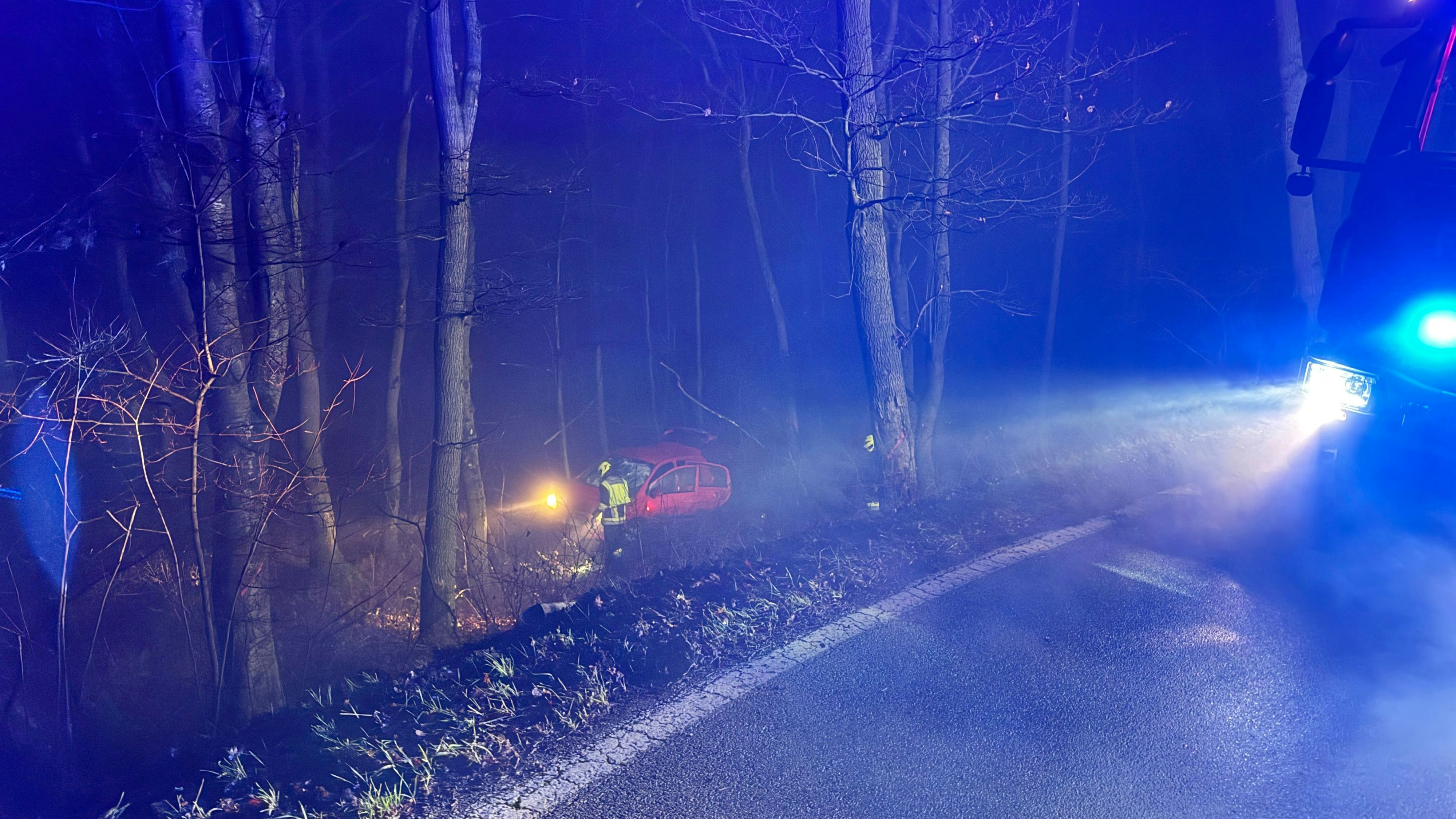 Verkehrsunfall auf der L2012: Pkw touchierte mehrere Bäume