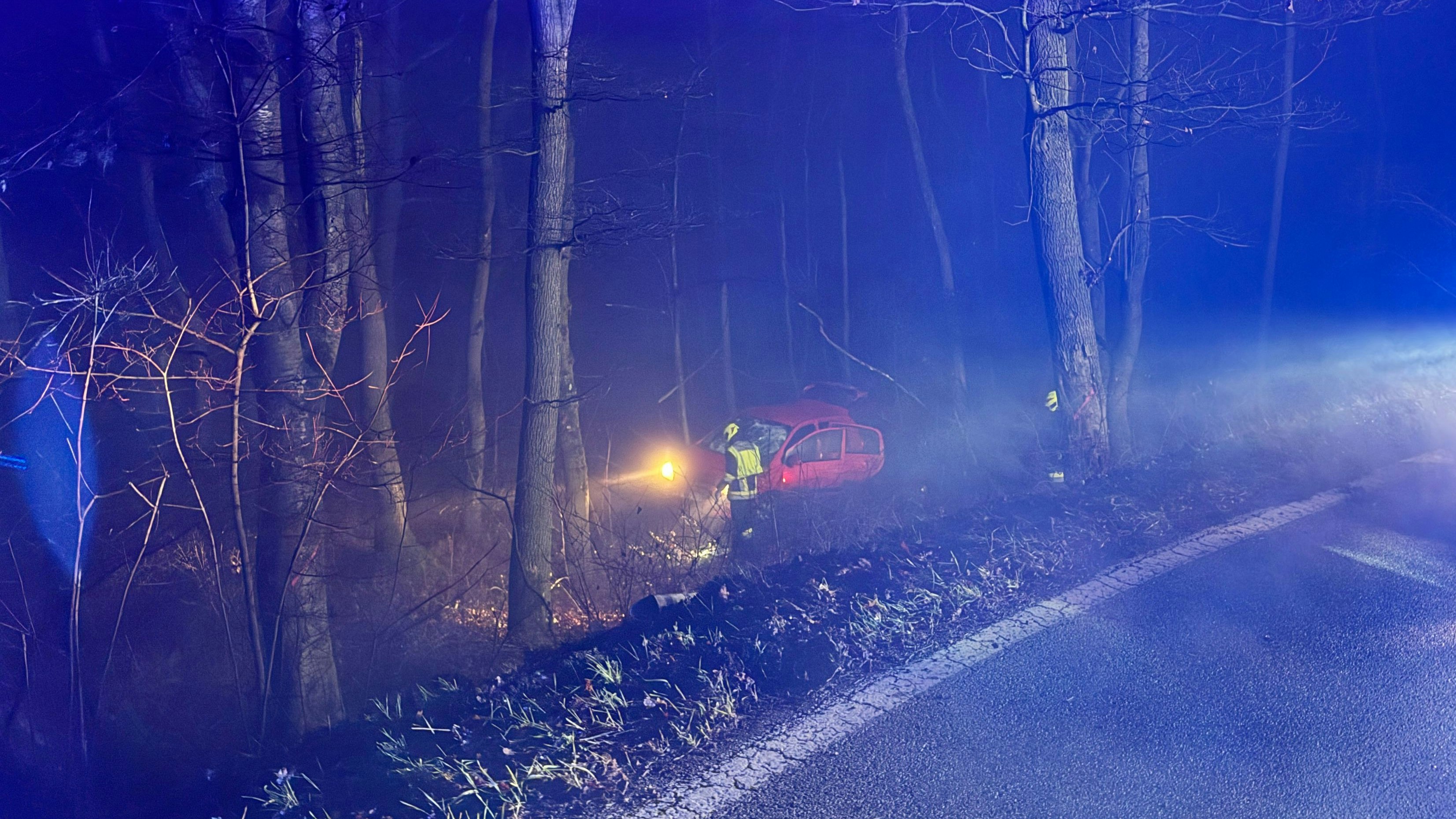 Heute.at - Pkw touchierte Bäume und blieb im Graben liegen