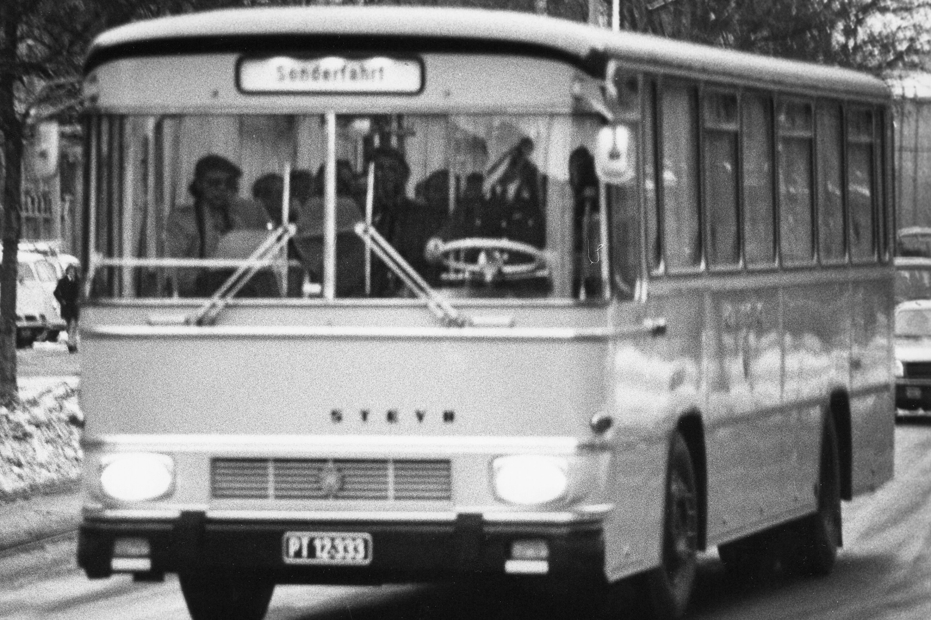 Ein Spezialbus bringt die Terroristen mit den Geiseln zum Flughafen Wien-Schwechat