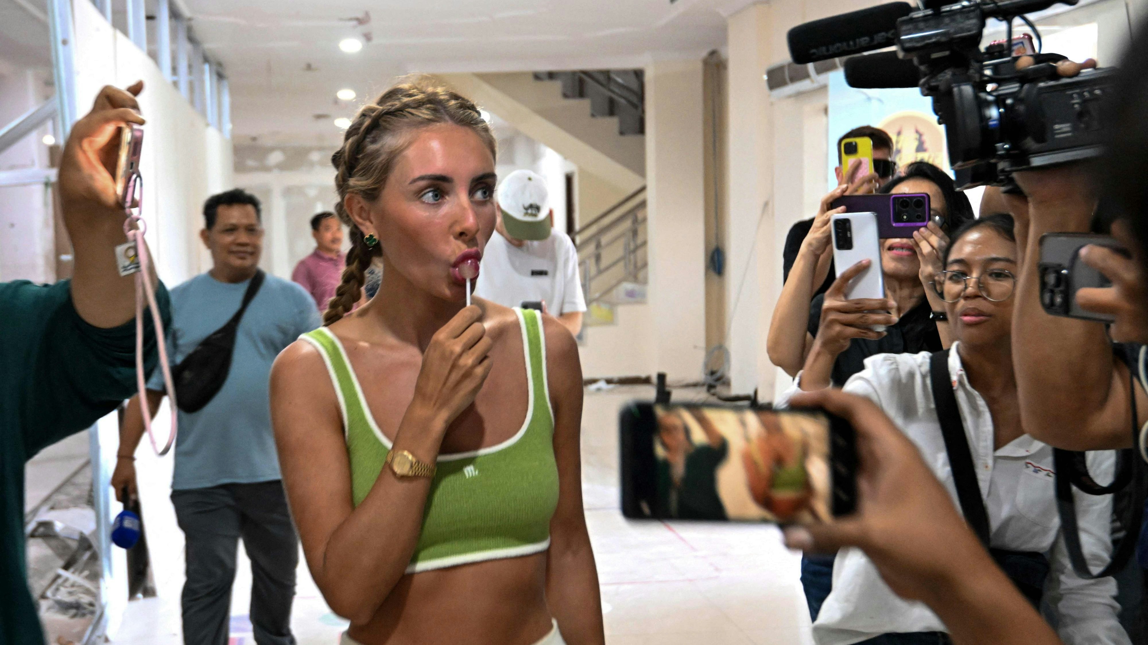 Heute.at - Verstoß gegen Werte – Bonnie Blue aus Bali verbannt