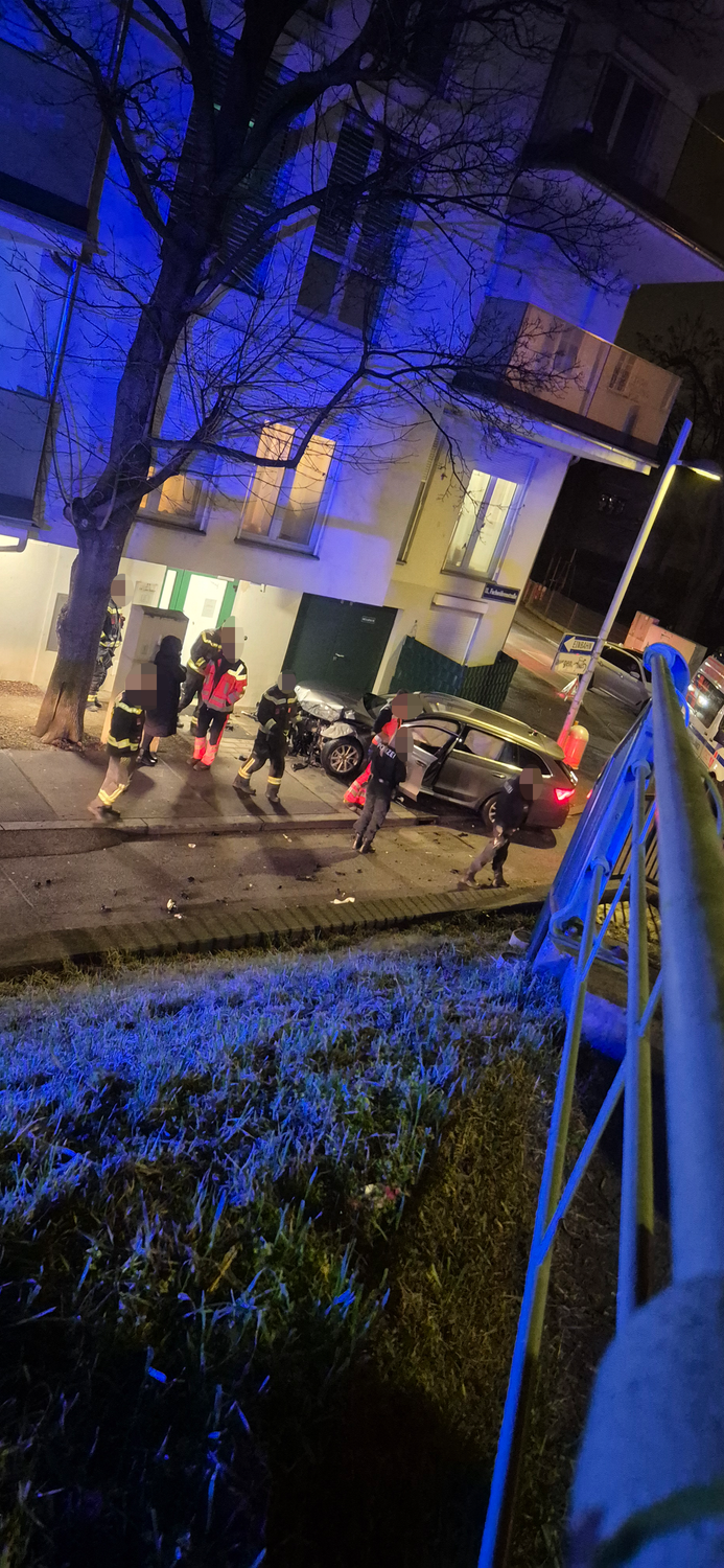 Der Alko-Lenker hinterließ eine Spur der Zerstörung in Simmering.