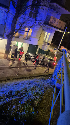 Alko-Lenker crasht in Wien-Simmering: Chaosfahrt endet an Mauer, hoher Sachschaden, Führerschein entzogen. Aktuelle News zum Unfall.