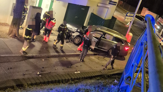 Heute.at - Chaosfahrt in Wien: Alko-Lenker (40) crasht gegen Mauer