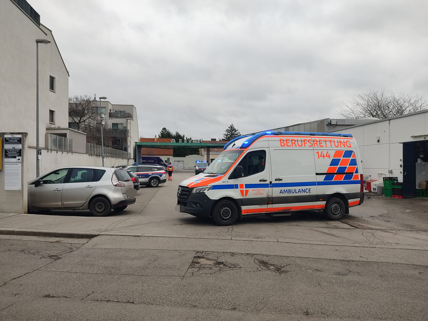 Heute.at - Schock! Plötzlich bricht Wiener in Supermarkt zusammen