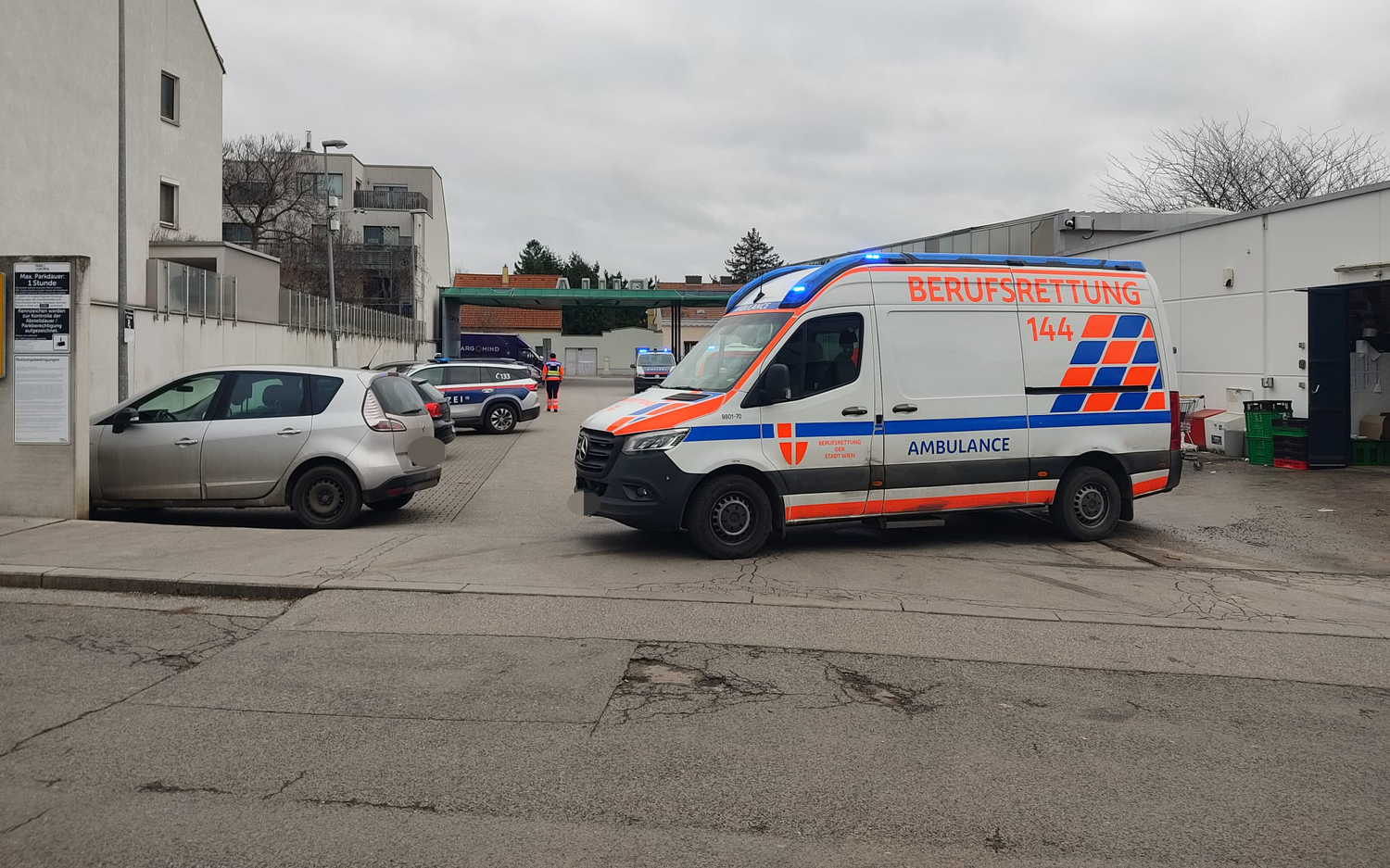 Heute.at - Schock! Plötzlich bricht Wiener in Supermarkt zusammen