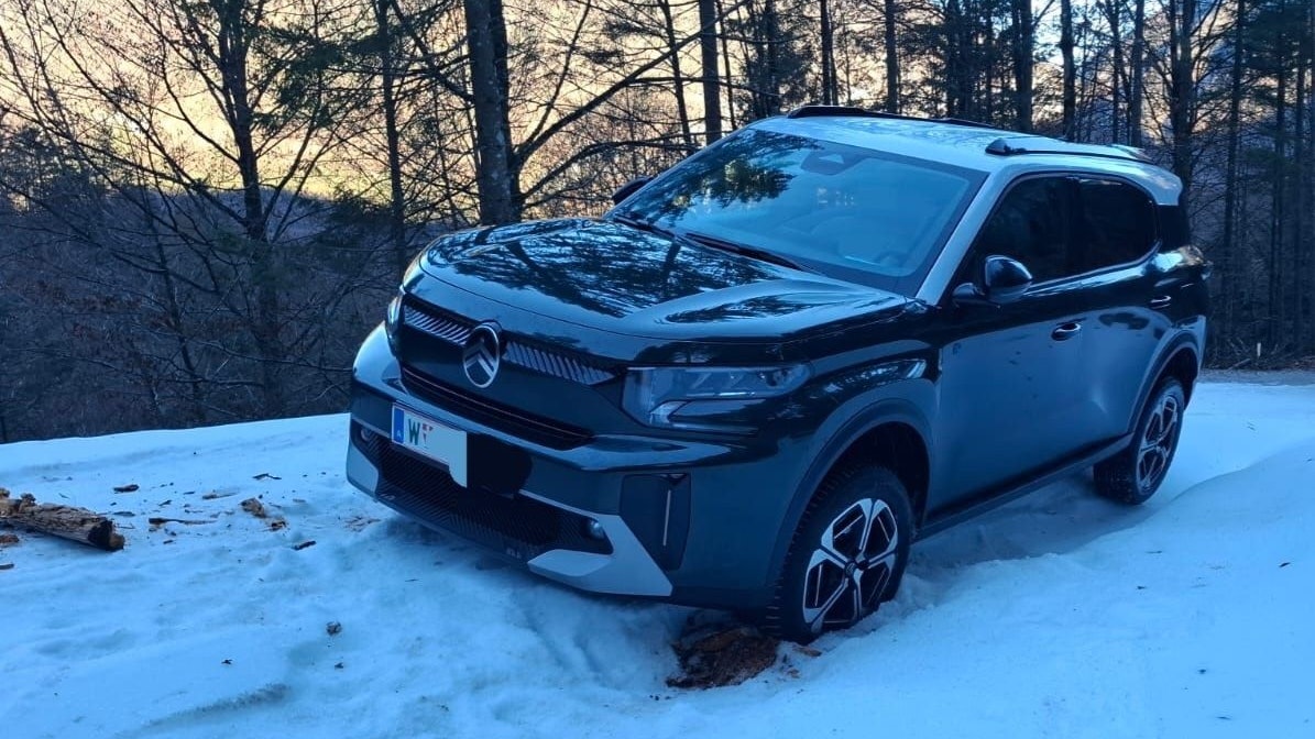 Der Leihwagen blieb auf der Skipiste stecken.