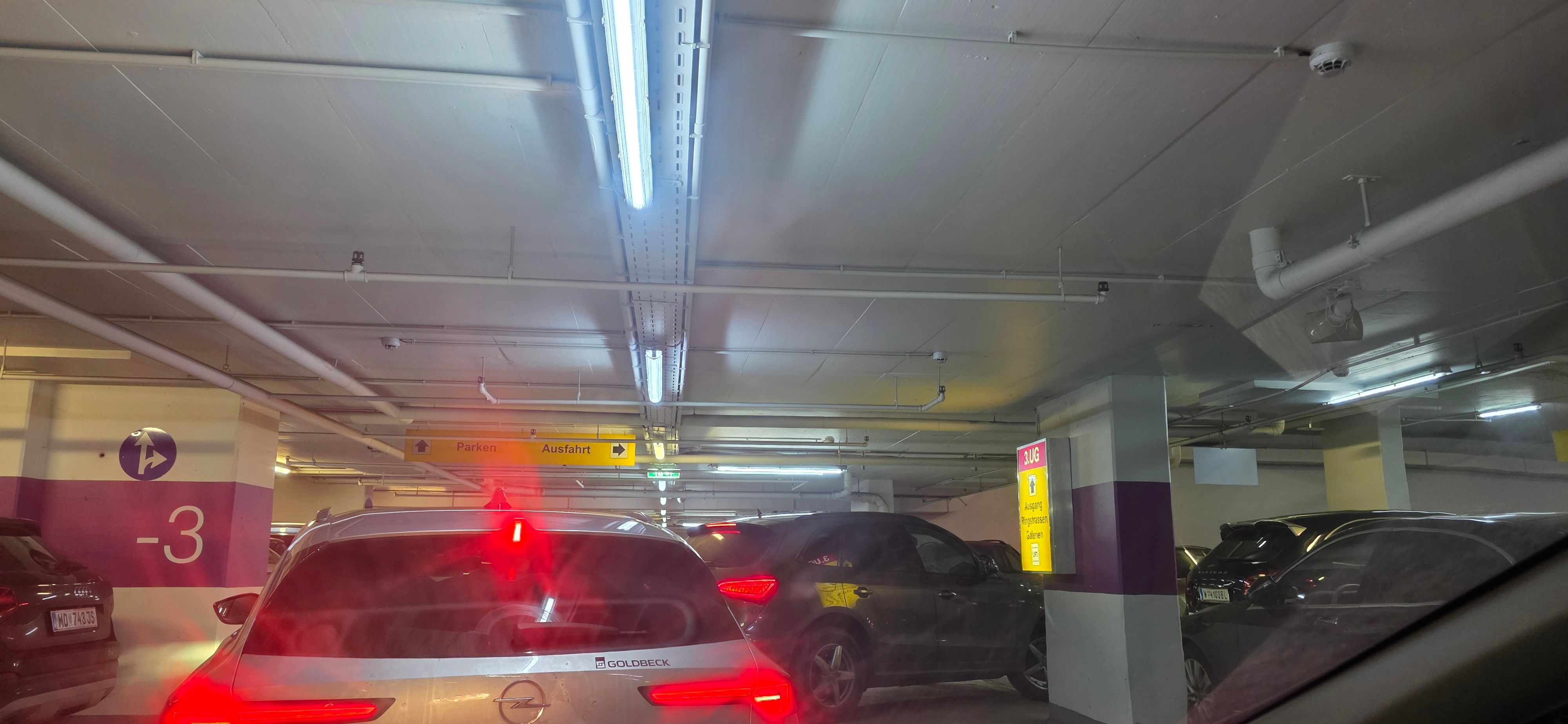 Heute.at - Verkehrs-Chaos! Wienerin 2,5 Stunden in Garage gefangen