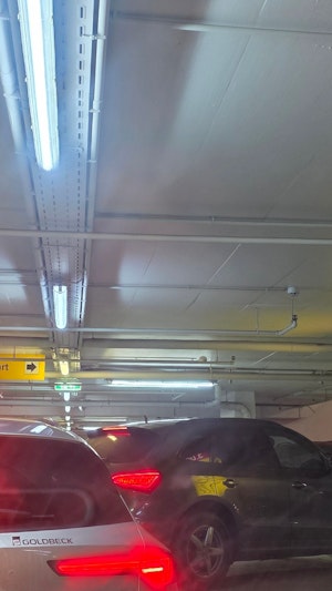 Verkehrs-Chaos in Wien: Vor Weihnachten sorgten volle Garagen und Stau für stundenlange Wartezeiten in der Innenstadt und Einkaufszentren.