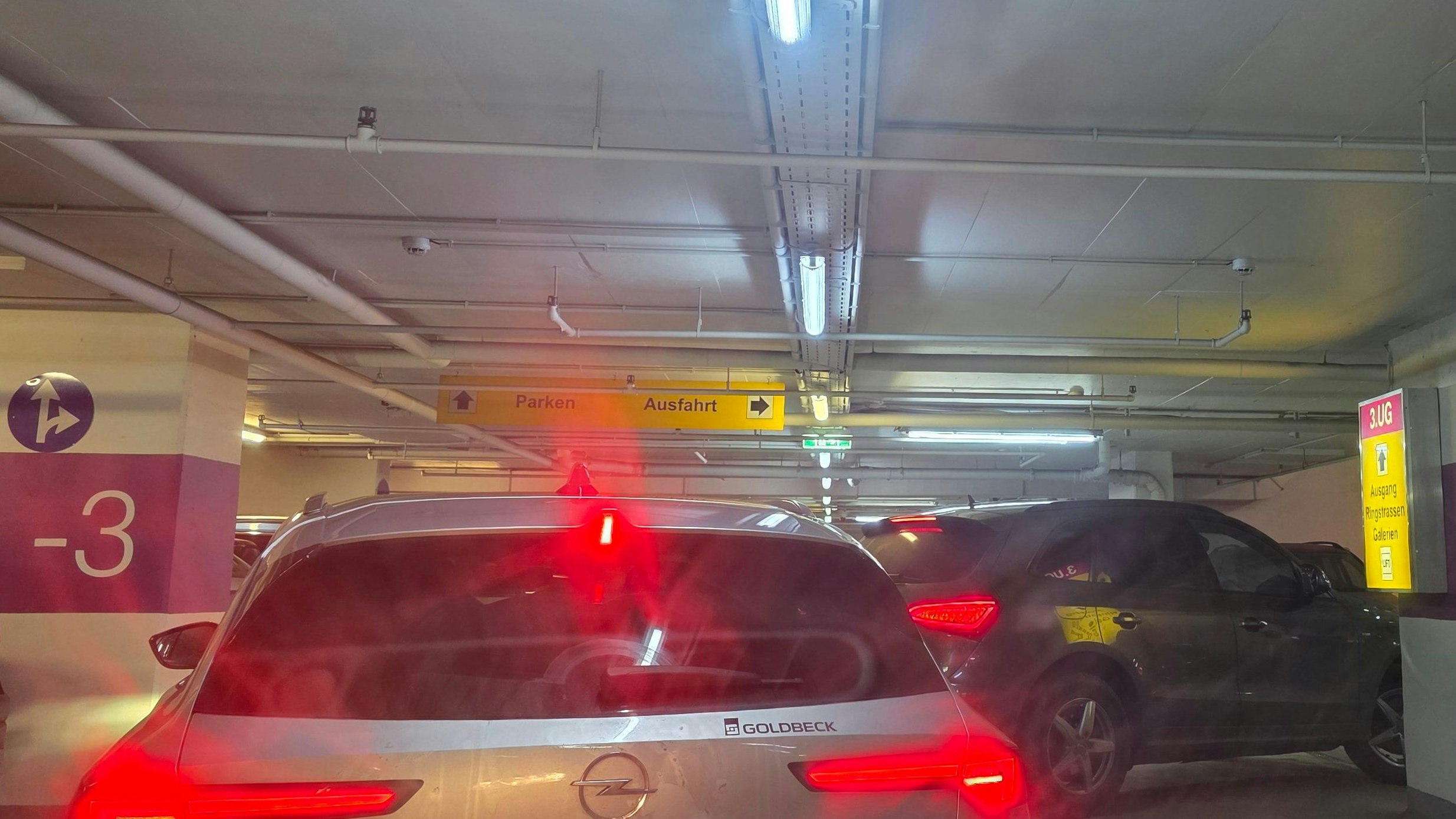 Heute.at - Verkehrs-Chaos! Wienerin 2,5 Stunden in Garage gefangen