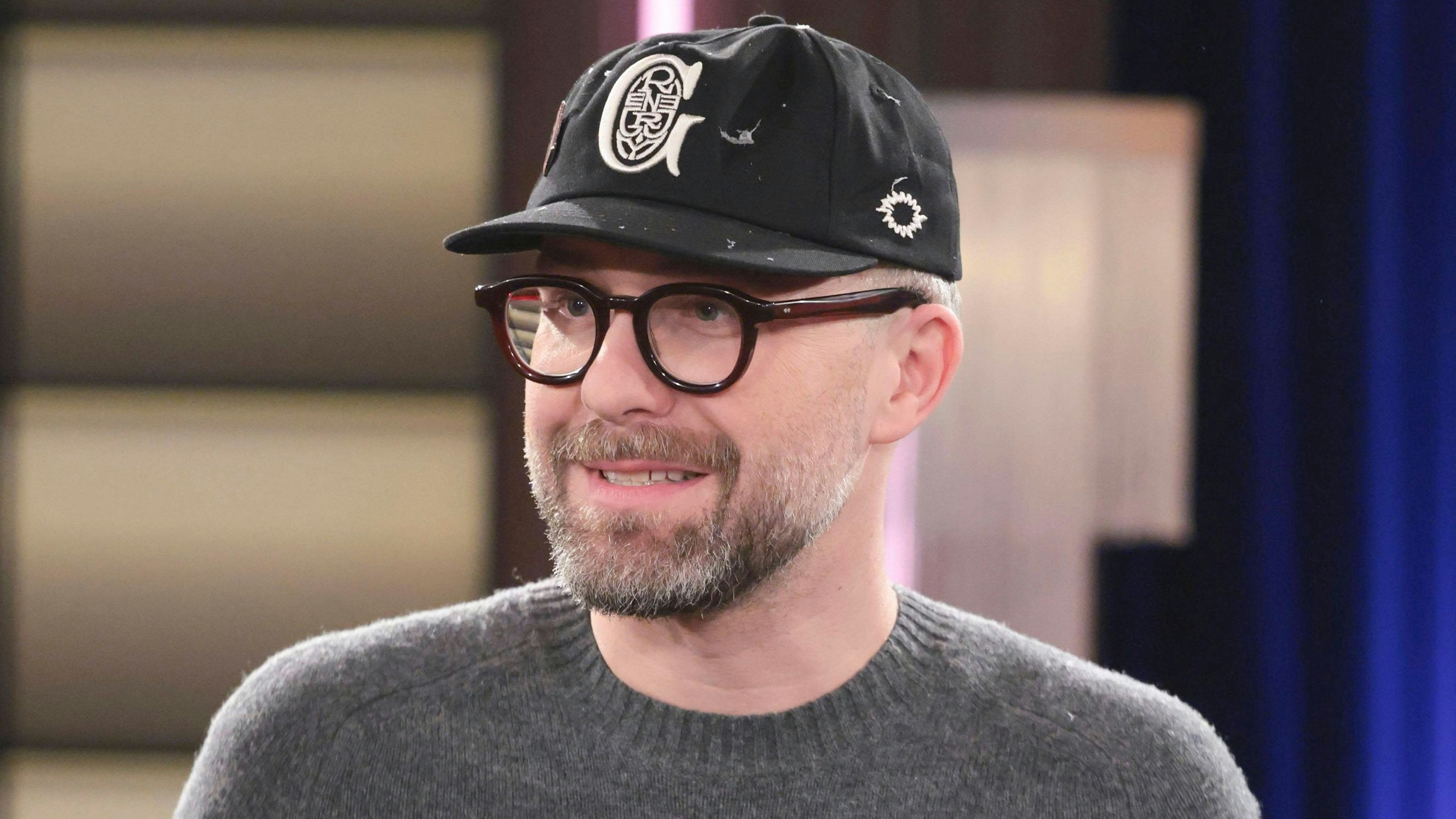 So kennt man Mark Forster: Typisch mit Kappe und Brille.