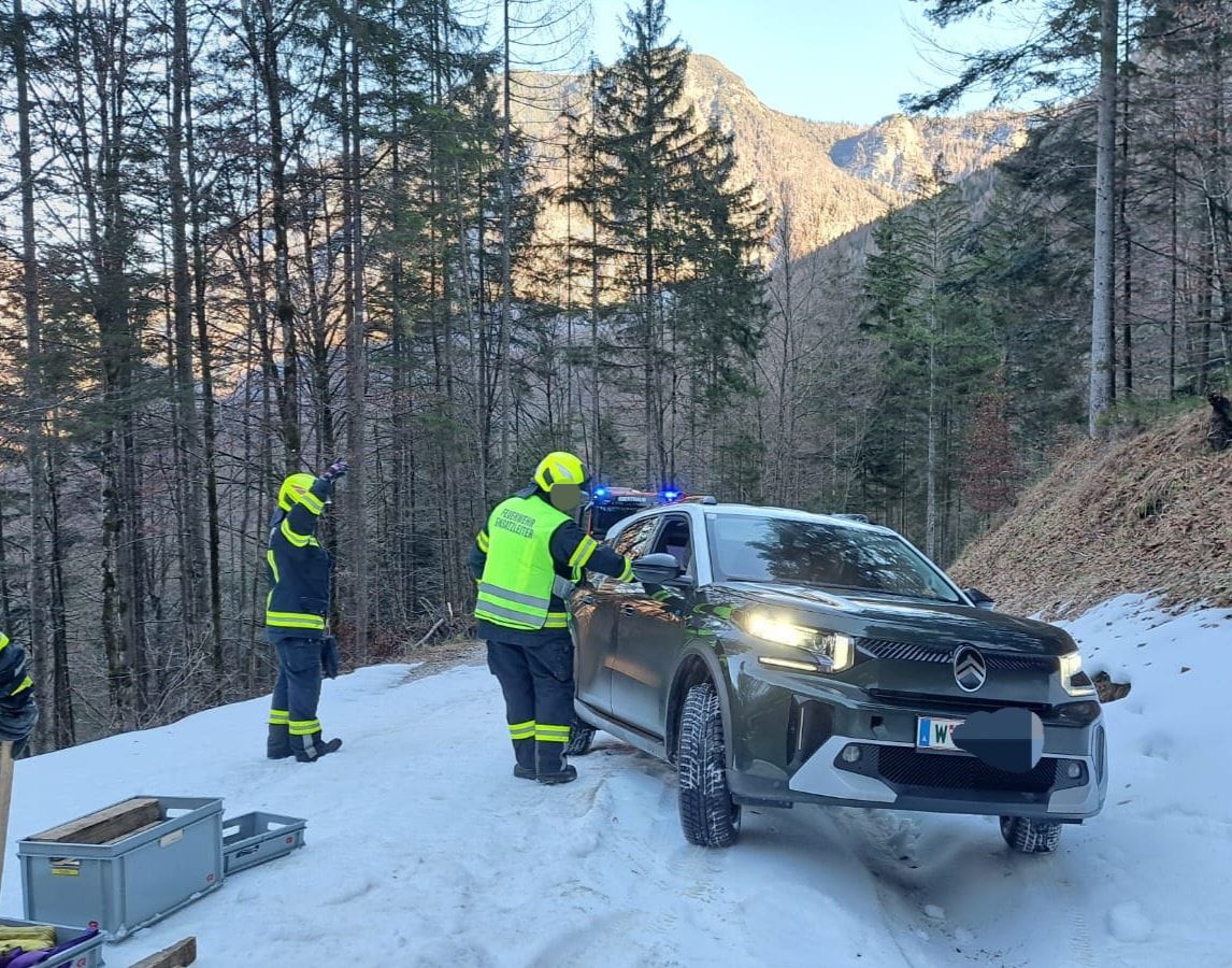 Die Touristen folgen blind den Anweisungen des Navis.