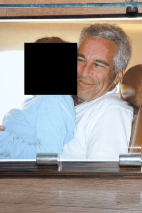 Dieses Bild aus Epsteins Privatjet wurde auf seiner Karibikinsel sichergestellt: Es zeigt den Sexualstraftäter mit einem sehr jungen Mädchen auf seinem Schoß