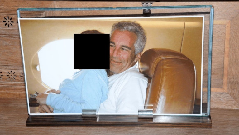 Zug um Zug veröffentlicht das US-Justizministerium nun Tausende Dokumente. Sie zeichnen ein grauenhaft klares Bild des Systems Jeffrey Epstein. Der Sexualstraftäter hat den Missbrauch von Frauen und mutmaßlich Minderjährigen regelrecht zelebriert.