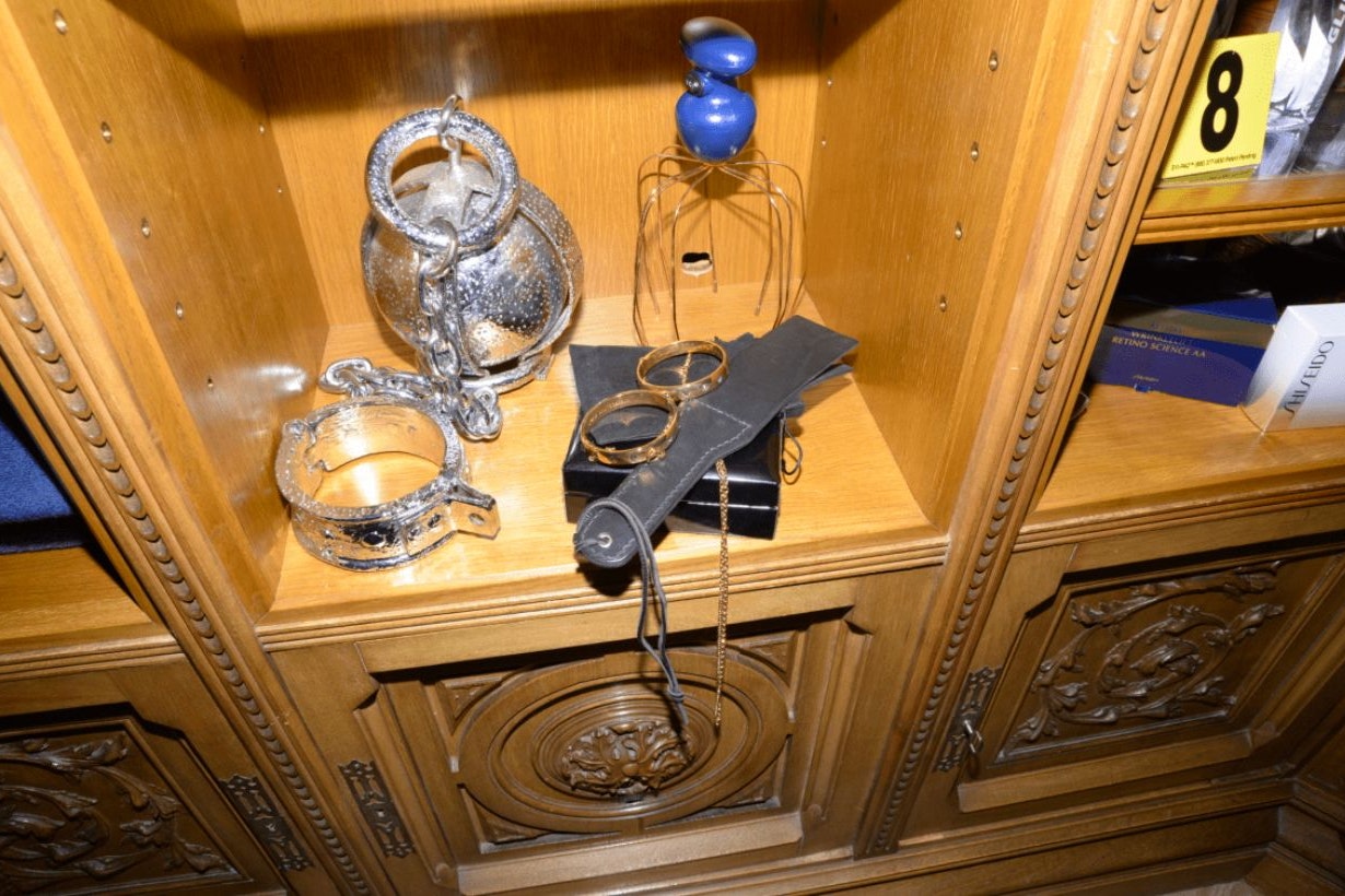 Sexspielzeuge in Epsteins "Massagezimmer" in New York