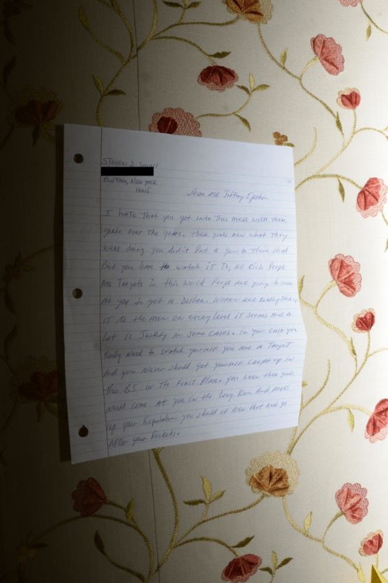 Der seltsame "Unterstützungsbrief" eines Fans wurde von Epstein an die Wand geklebt