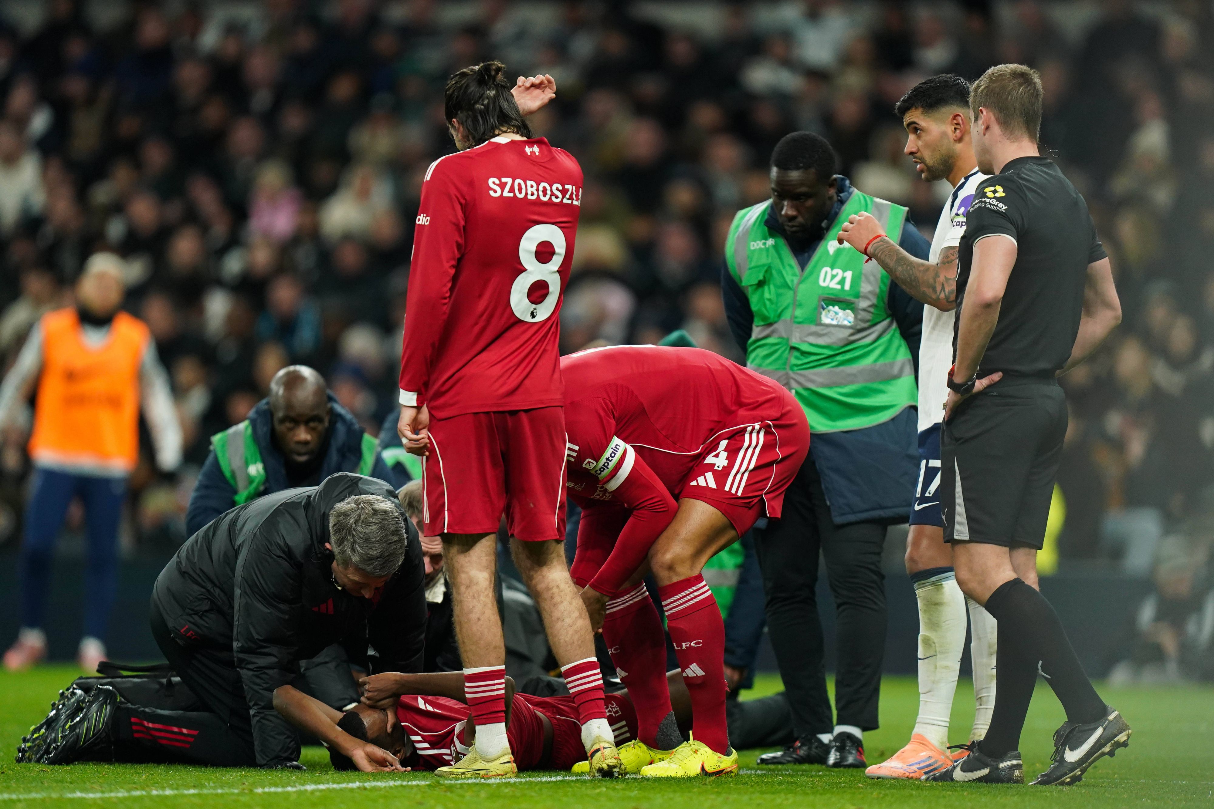 Alexander Isak musste nach der Verletzung noch am Platz behandelt werden. 