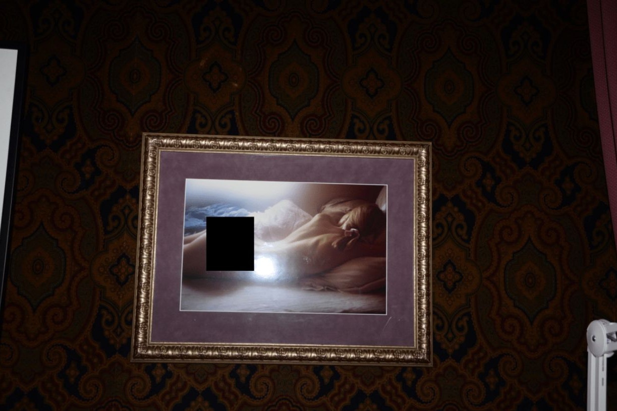 Ein gerahmtes Foto aus dem new Yorker Stadthaus von Jeffrey Epstein