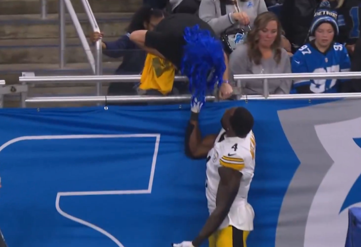 Heute.at - NFL-Star rastet aus und schlägt Fan ins Gesicht