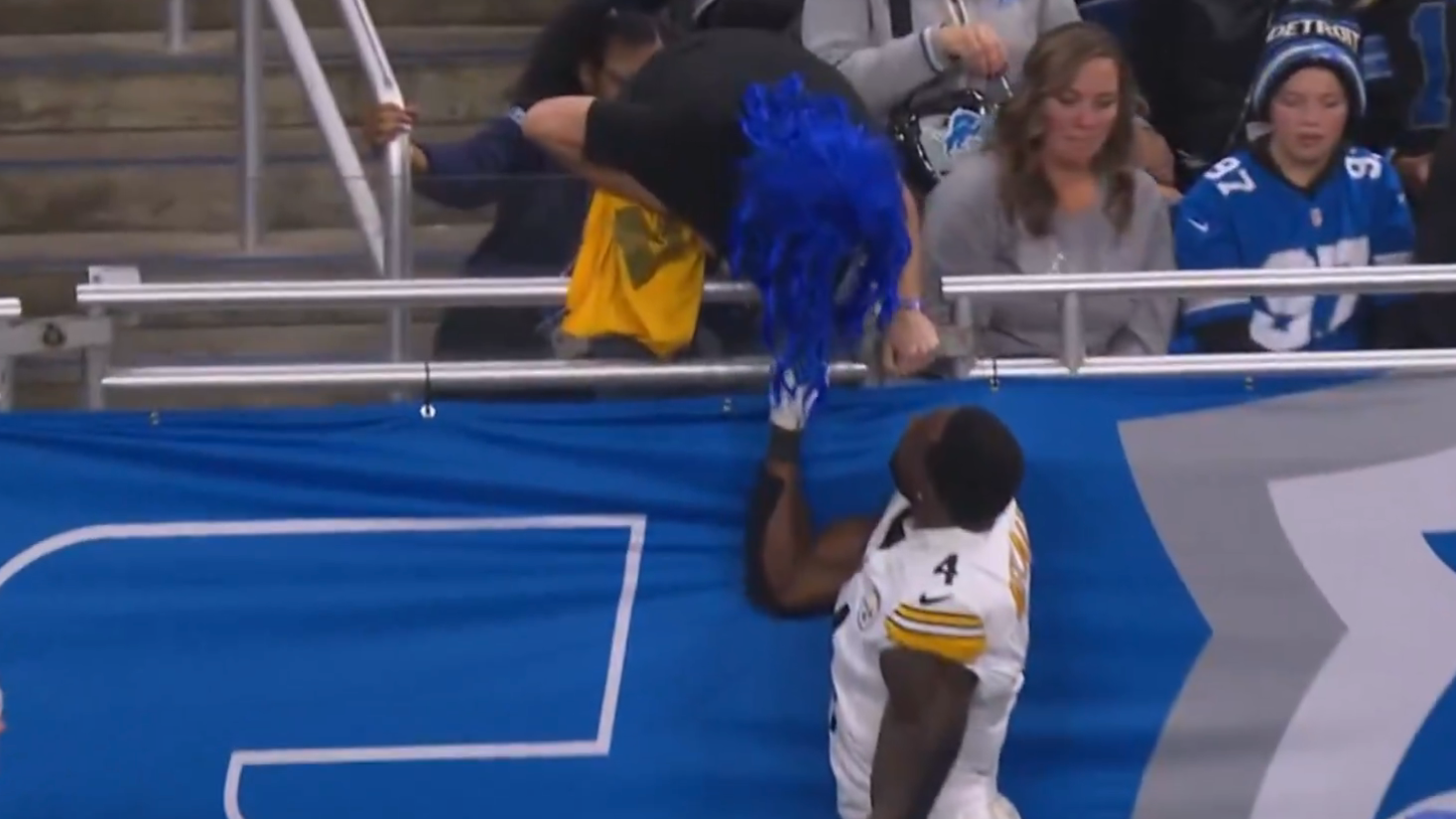 D.K. Metcalf schlug nach einem Fan. 