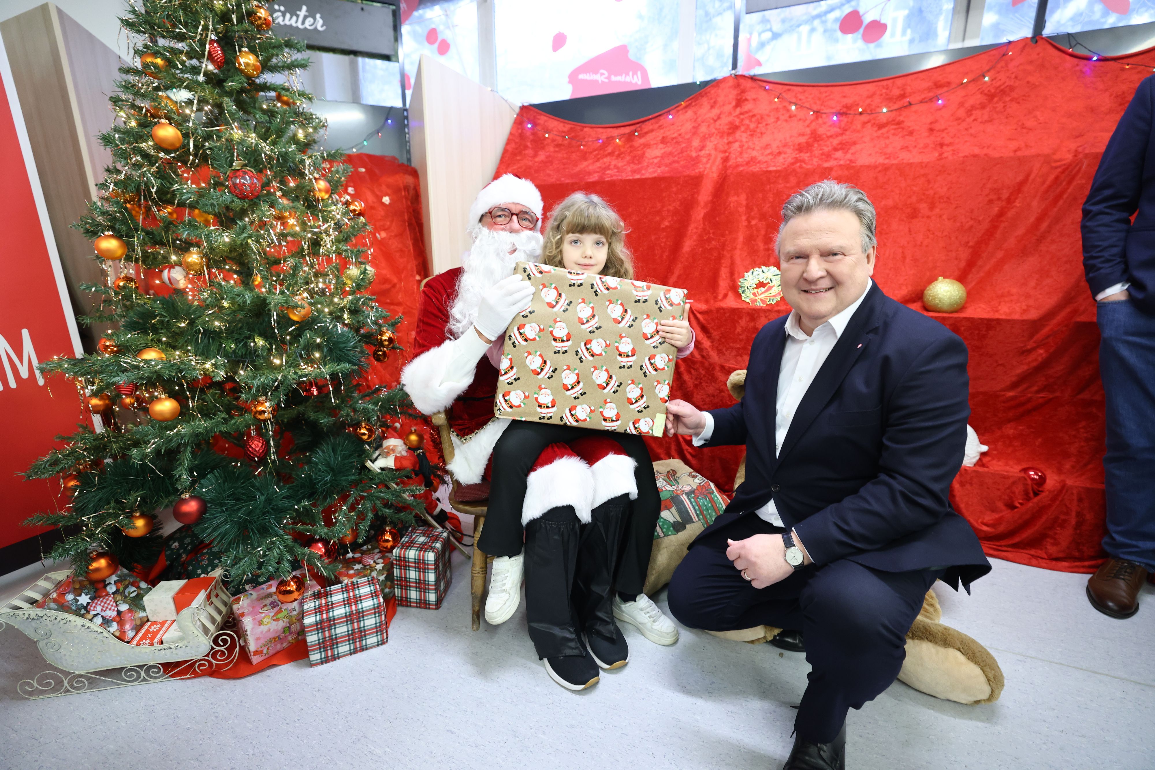 Isabella bekam ein riesiges Pakerl von Michael Ludwig (rechts) und dem Weihnachtsmann.