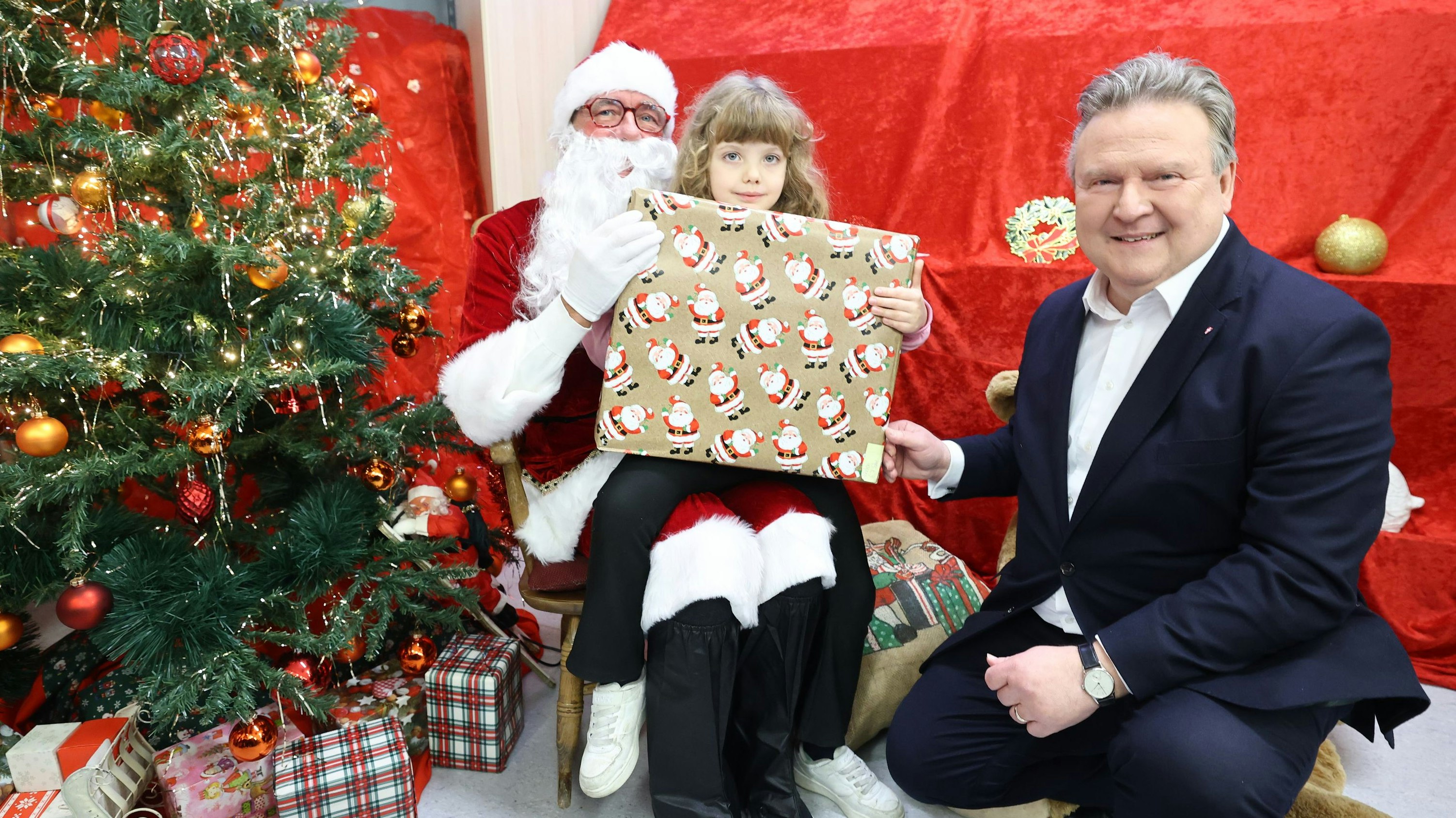 Isabella bekam ein riesiges Pakerl von Michael Ludwig und dem Weihnachtsmann.