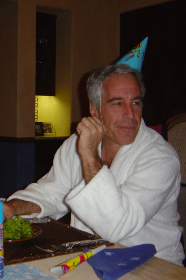 Jeffrey Epstein auf einem privaten Bild in seinem New Yorker Stadthaus. Das Foto wurde im Zuge der Epstein-Files-Veröffentlichung vom US-Justizministerium freigegeben