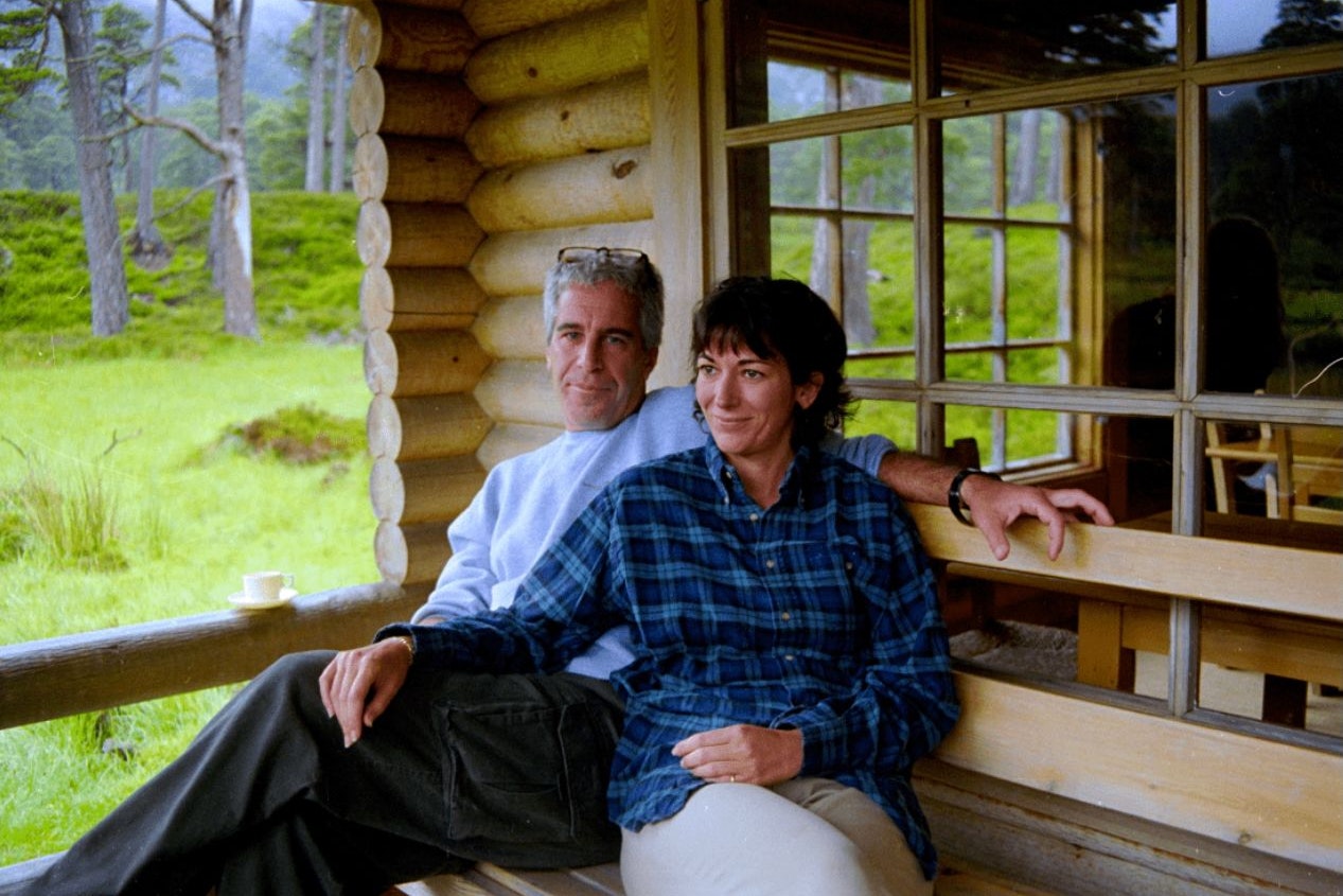 Ghislaine Maxwell und Jeffrey Epstein auf dem königlichen Anwesen Balmoral in Schottland