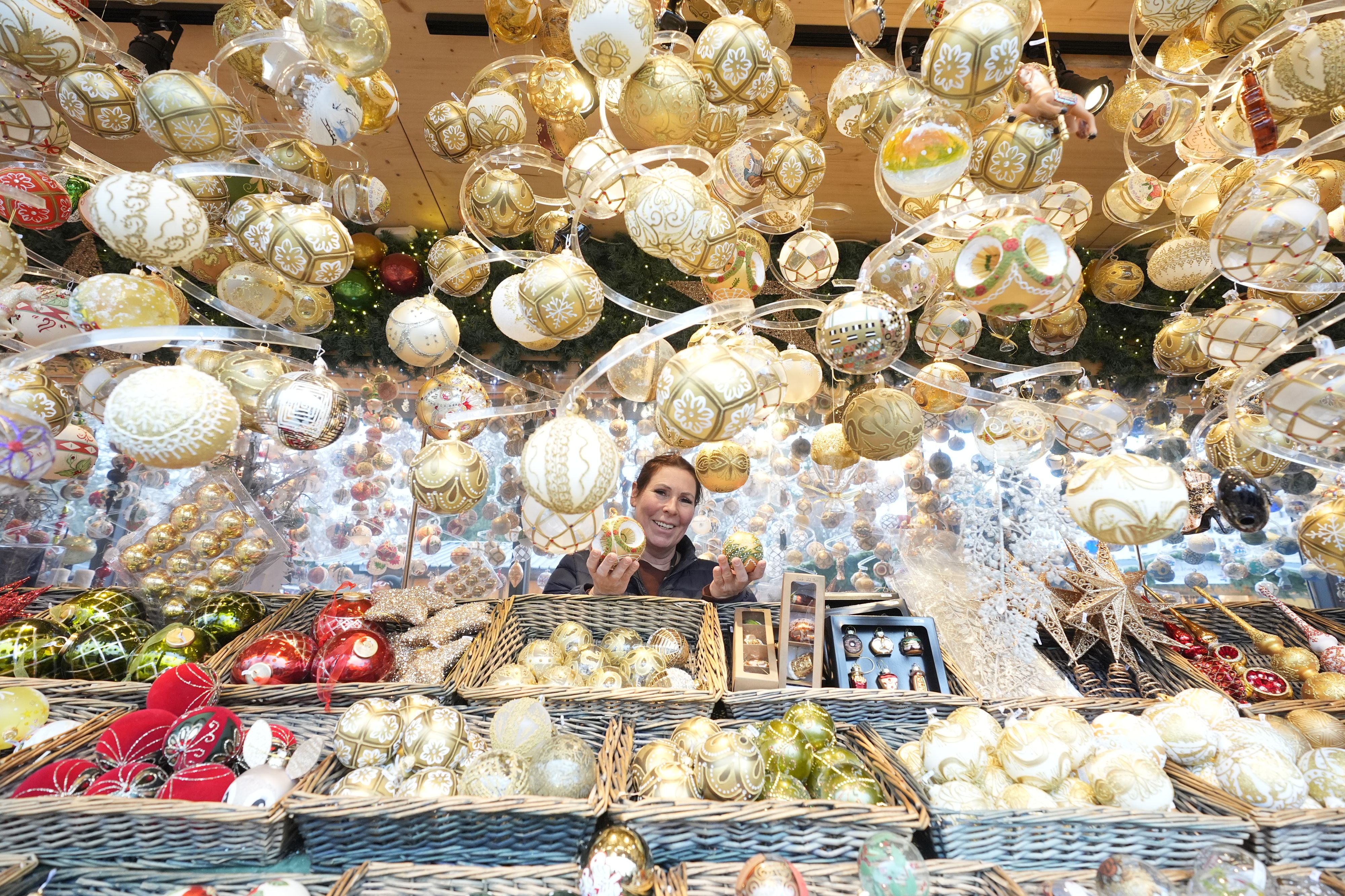 Pamela Priess verkauft handgefertigt Christbaumkugeln.
