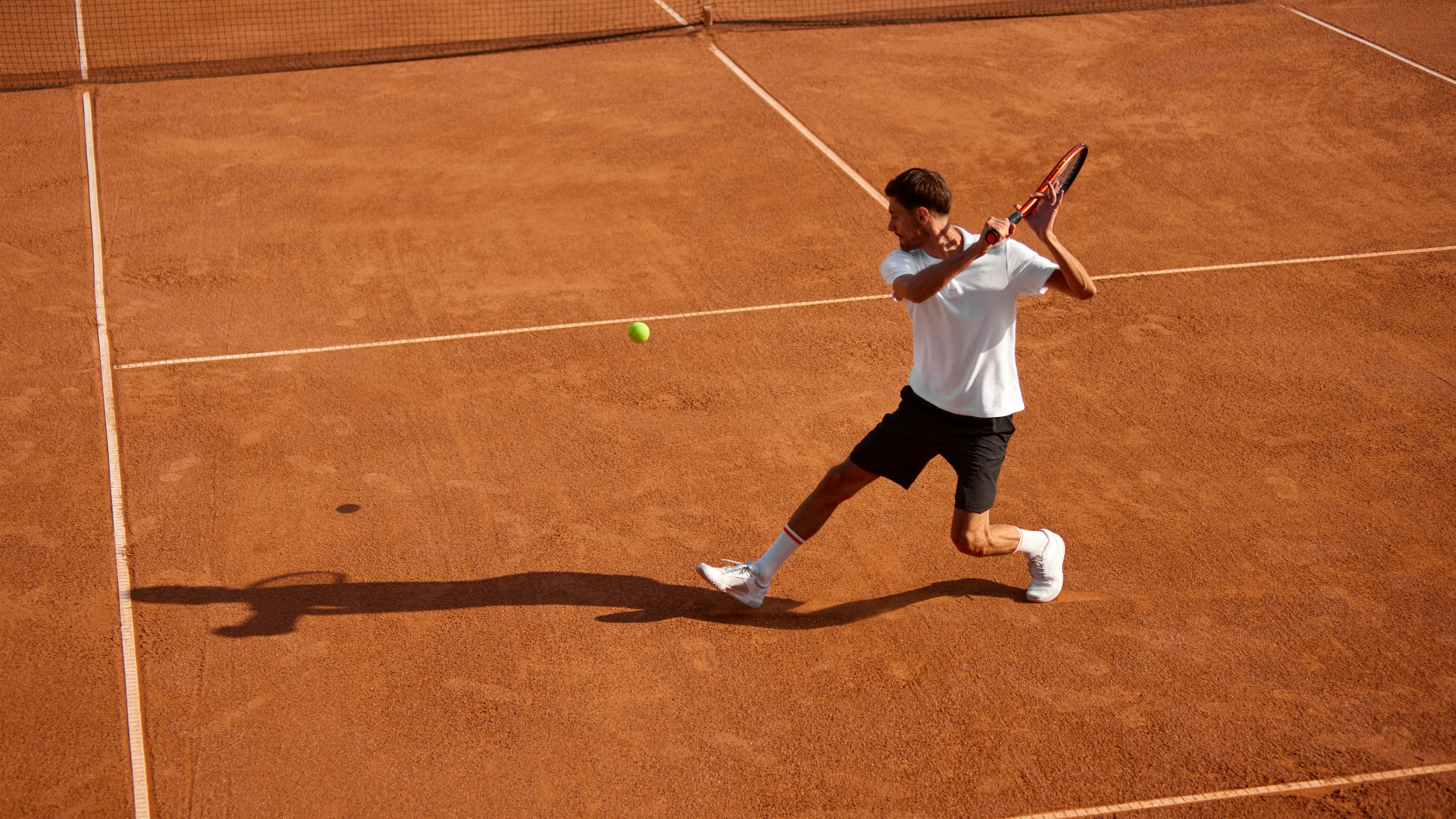 Gerade im Tennis ist lautes Stöhnen oder Grunzen oft ein Thema – und nervt einige. Studien zeigen aber, dass nach dem Geräusch der Griff um den Schläger fester und die Schläge präziser oder stärker werden.