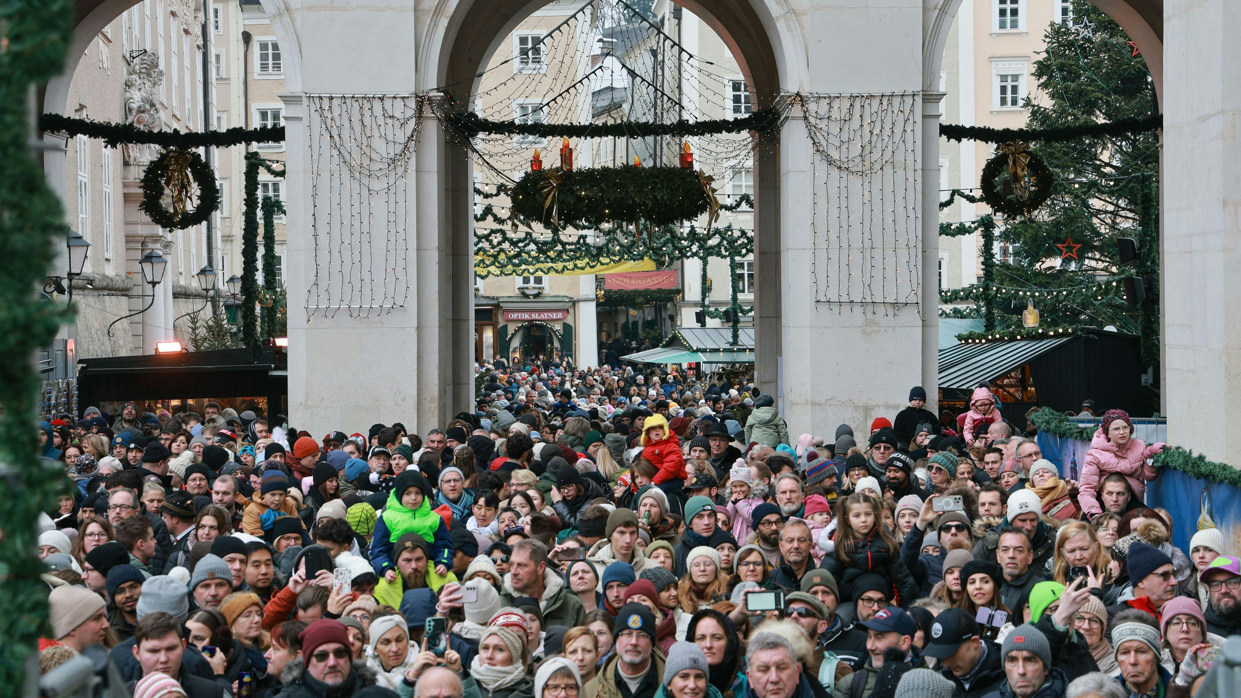 Heute.at - Menschenmassen am Christkindlmarkt  – Stadt steht still