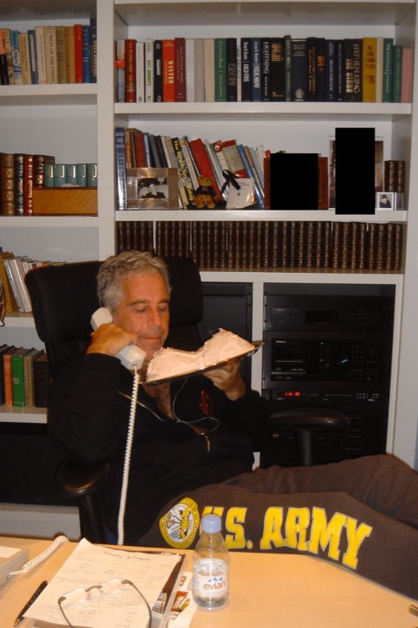 Sexualstraftäter Jeffrey Epstein mit einem Dessert in der Form weiblicher Brüste