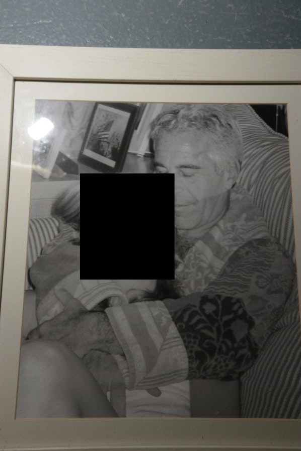 Auf diesem Foto, auf der Karibikinsel Little Saint James sichergestellt, "kuschelt" Epstein mit einem Kind auf dem Sofa