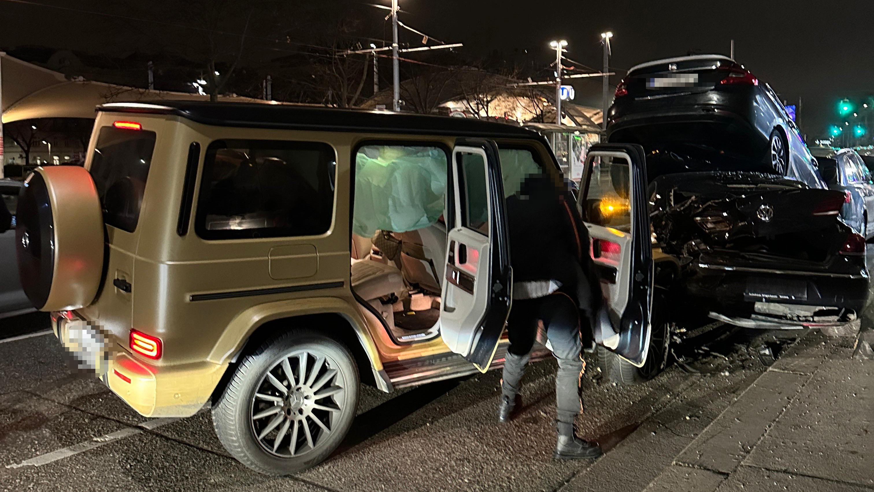 Heute.at - Luxus-SUV rast am Wiener Gürtel in geparkte Autos
