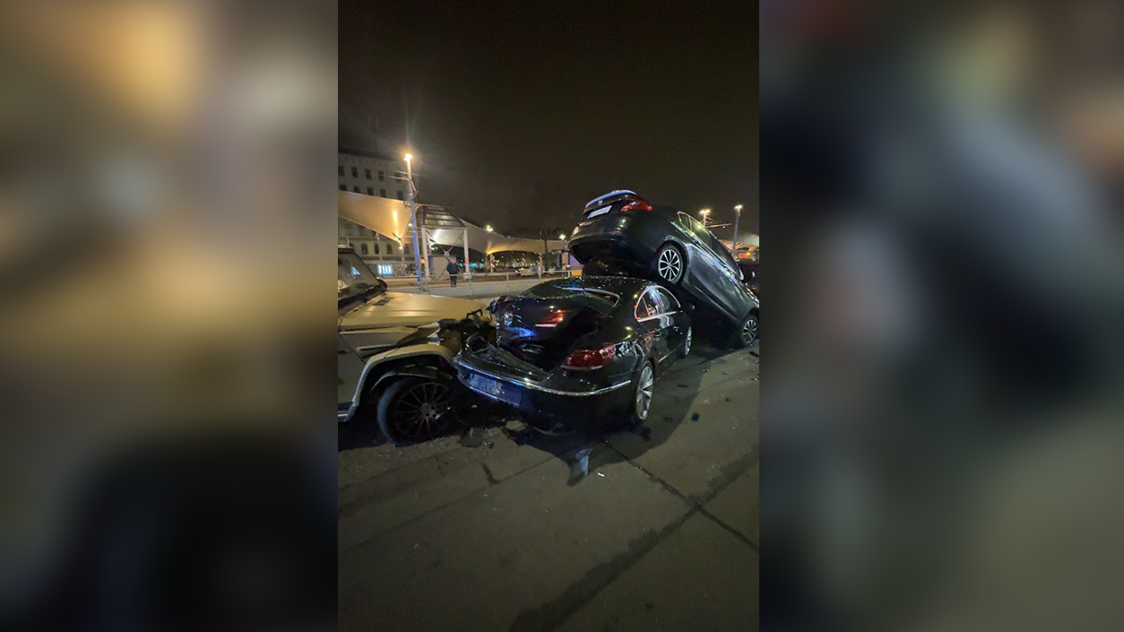 Heute.at - Gürtel-Crash mit Luxus-SUV in Wien! Drei Verletzte