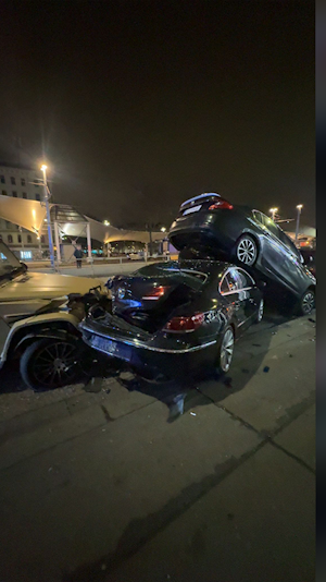 Unfall am Wiener Gürtel: Schwerer Crash bei der Burggasse in der Nacht, drei Verletzte, hoher Sachschaden, Einsatzkräfte vor Ort.
