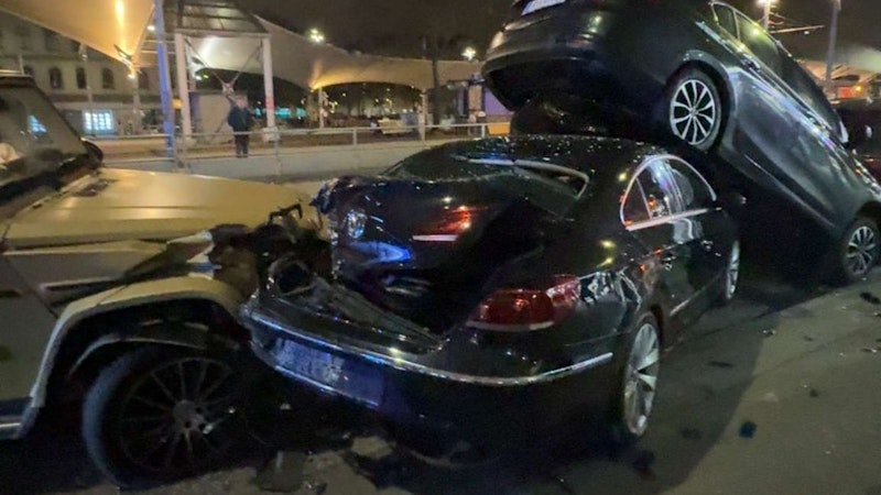 Gleich mehrere Autos wurden dabei demoliert.