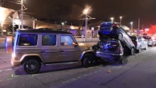 Luxus-SUV rast am Wiener Gürtel in geparkte Autos