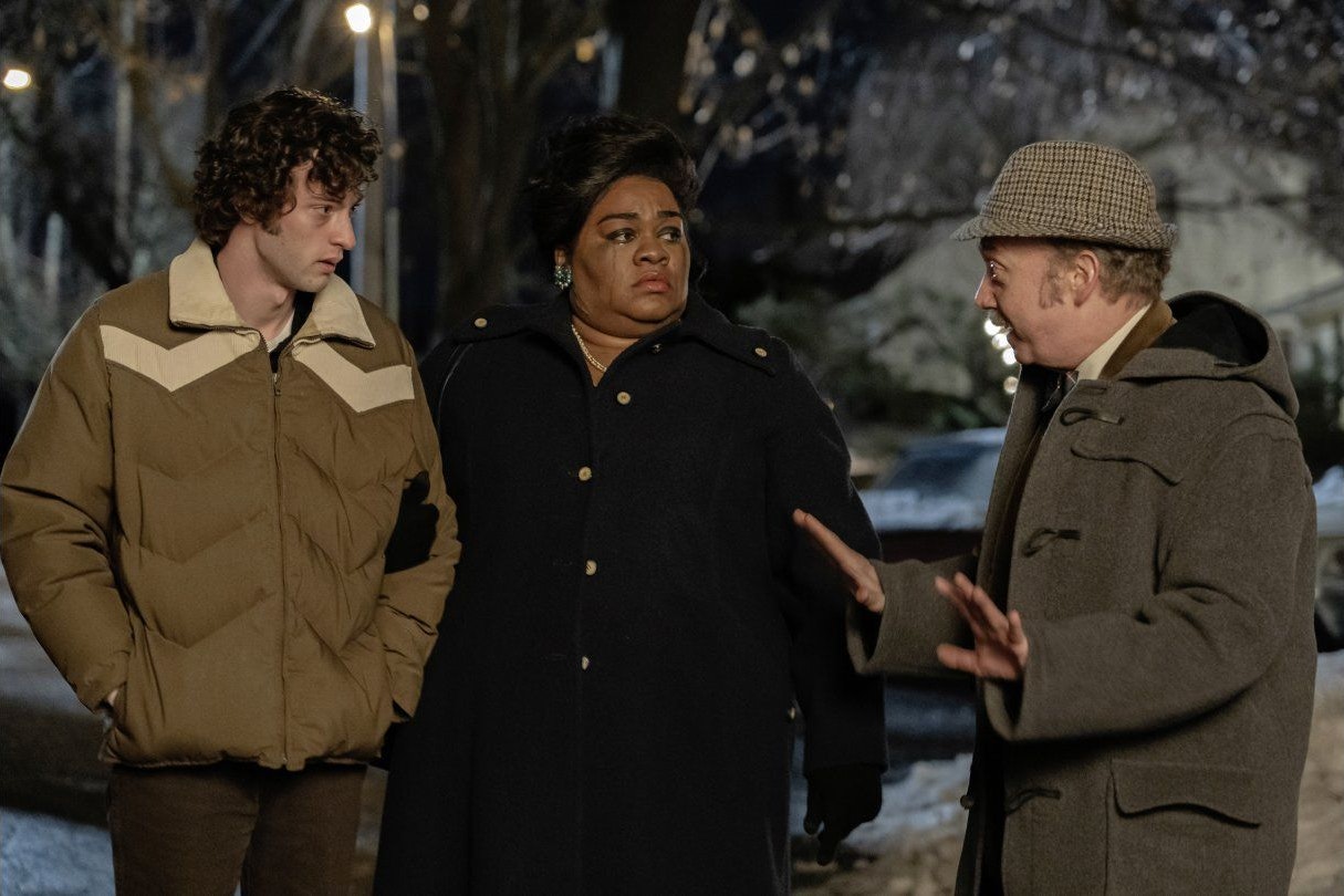 Sitzen gemeinsam fest: Rebell Angus, Serviererin Mary und Lehrer Paul: "The Holdovers"