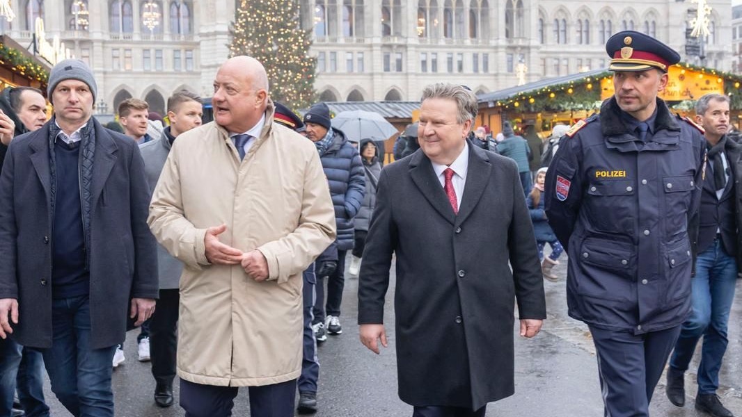 Bundeskanzler Christian Stocker und Wiens Bürgermeister Michael Ludwig (mitte, v.l.) am Christkindlmarkt.