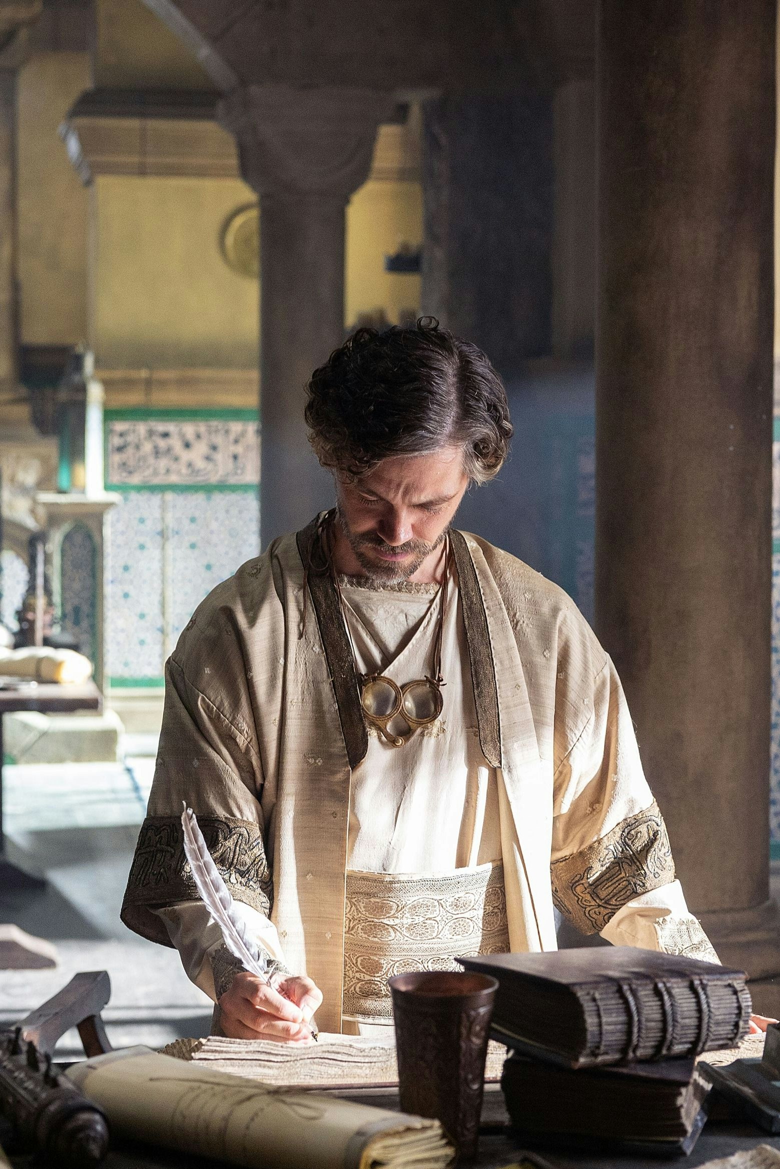 Ehe er Persien verlässt, kopiert Rob Cole (Tom Payne) alias der Medicus noch die wichtigsten Schriften: "Der Medicus 2" startet am 25. Dezember