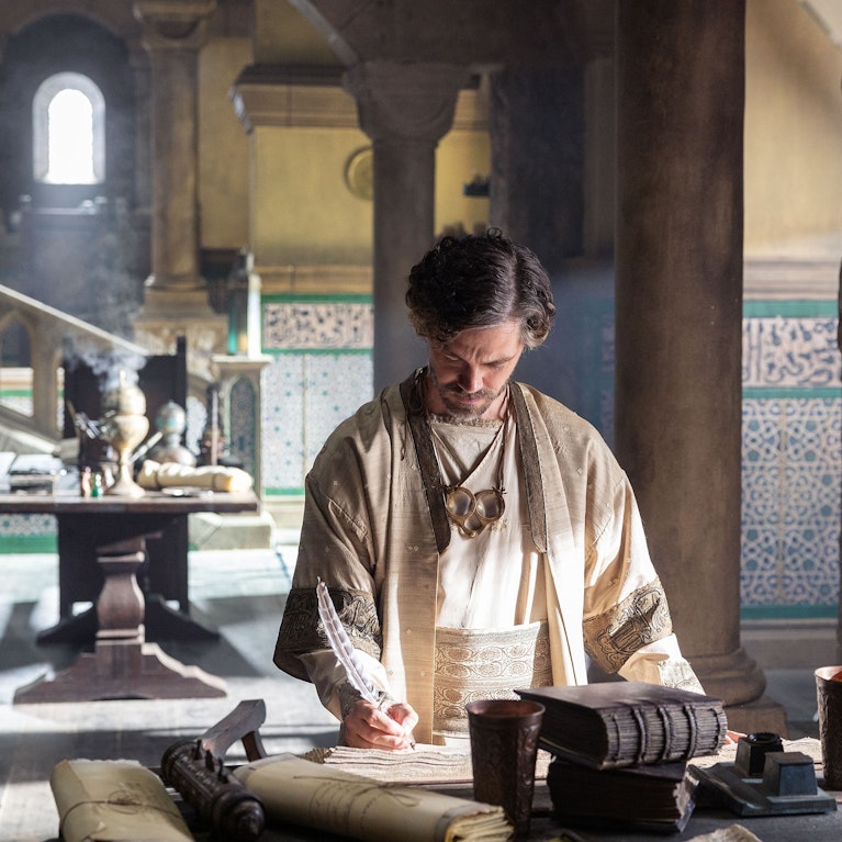 Der zweite Teil des Erfolgsfilms "Der Medicus" spielt vor tausend Jahren, stellt aber Fragen, die auch heute wieder lebhaft diskutiert werden: Was darf Wissenschaft? Und ab wann stehen sich Fortschrittsglaube und Aberglaube im Weg? Diese Woche neu im Kino.