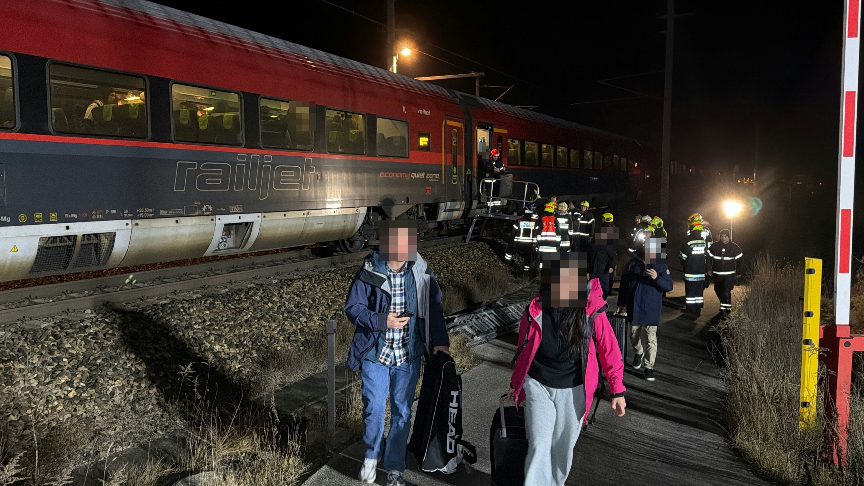 Heute.at - Panne auf Weststrecke: Zug blieb mitten in Nacht stehen