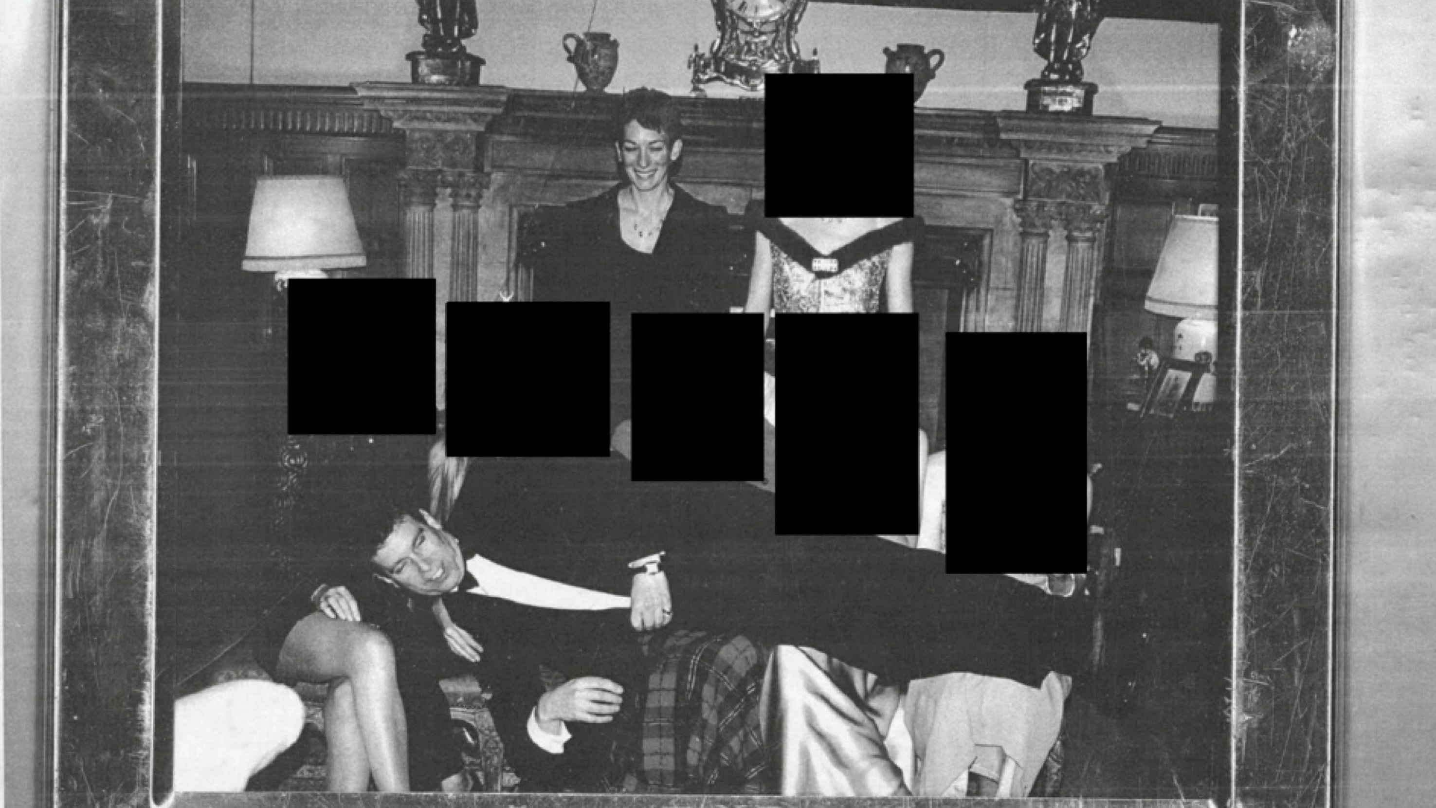 Vom US-Justizministerium veröffentlichte Akten im Fall Jeffrey Epstein zeigen Andrew Mountbatten-Windsor, früher Prinz Andrew, liegend auf den Schößen mehrerer Frauen, während Ghislaine Maxwell im Hintergrund steht; die Gesichter der Frauen sind unkenntlich gemacht.