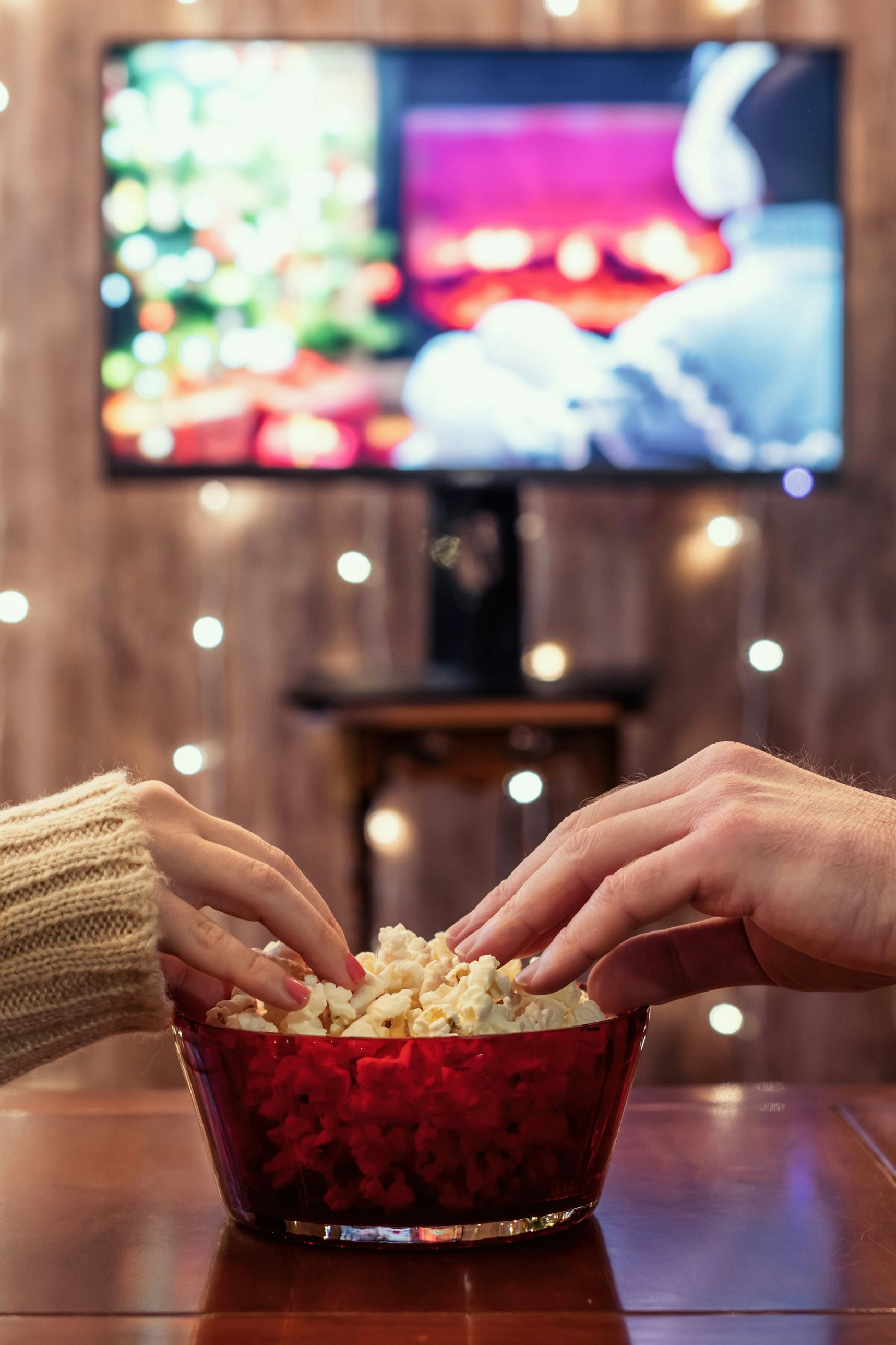 Gemütlich gemeinsam mit Knabbereien vor dem Fernseher abhängen, gehört in vielen Familien längst zur Weihnachtstradition