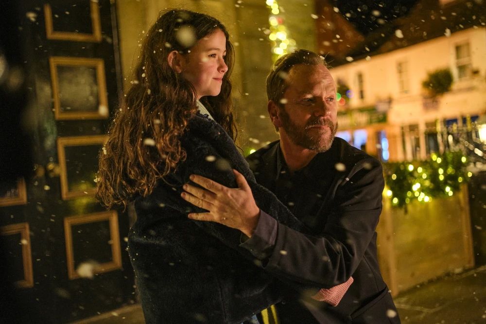 Findet u.a. seine Tochter wieder: Kiefer Sutherland in "Das Wunder von Stoneford"