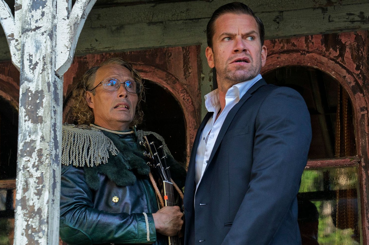 Die Brüder Manfred (Mads Mikkelsen) und Anker (Nikolaj Lie Kaas) könnten kaum unterschiedlicher sein