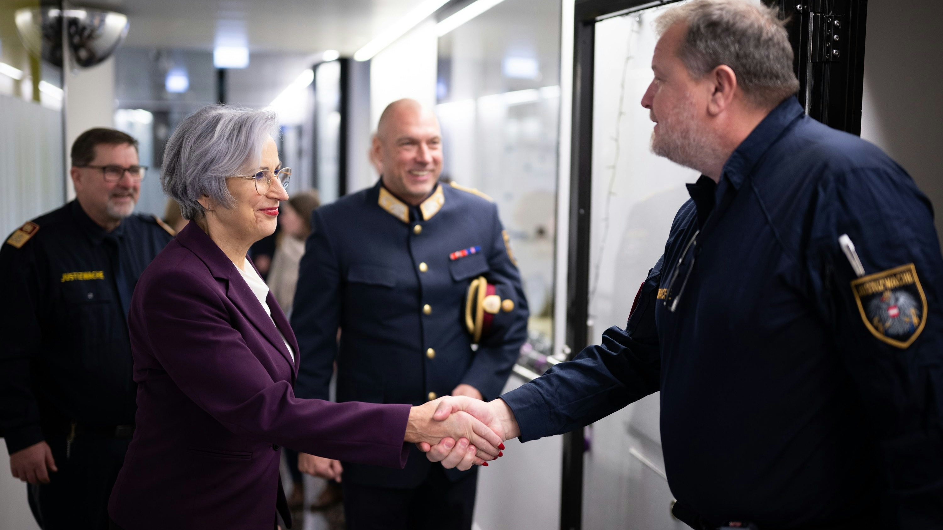 Dort bedankte sie sich bei den Beamten für ihre Arbeit.