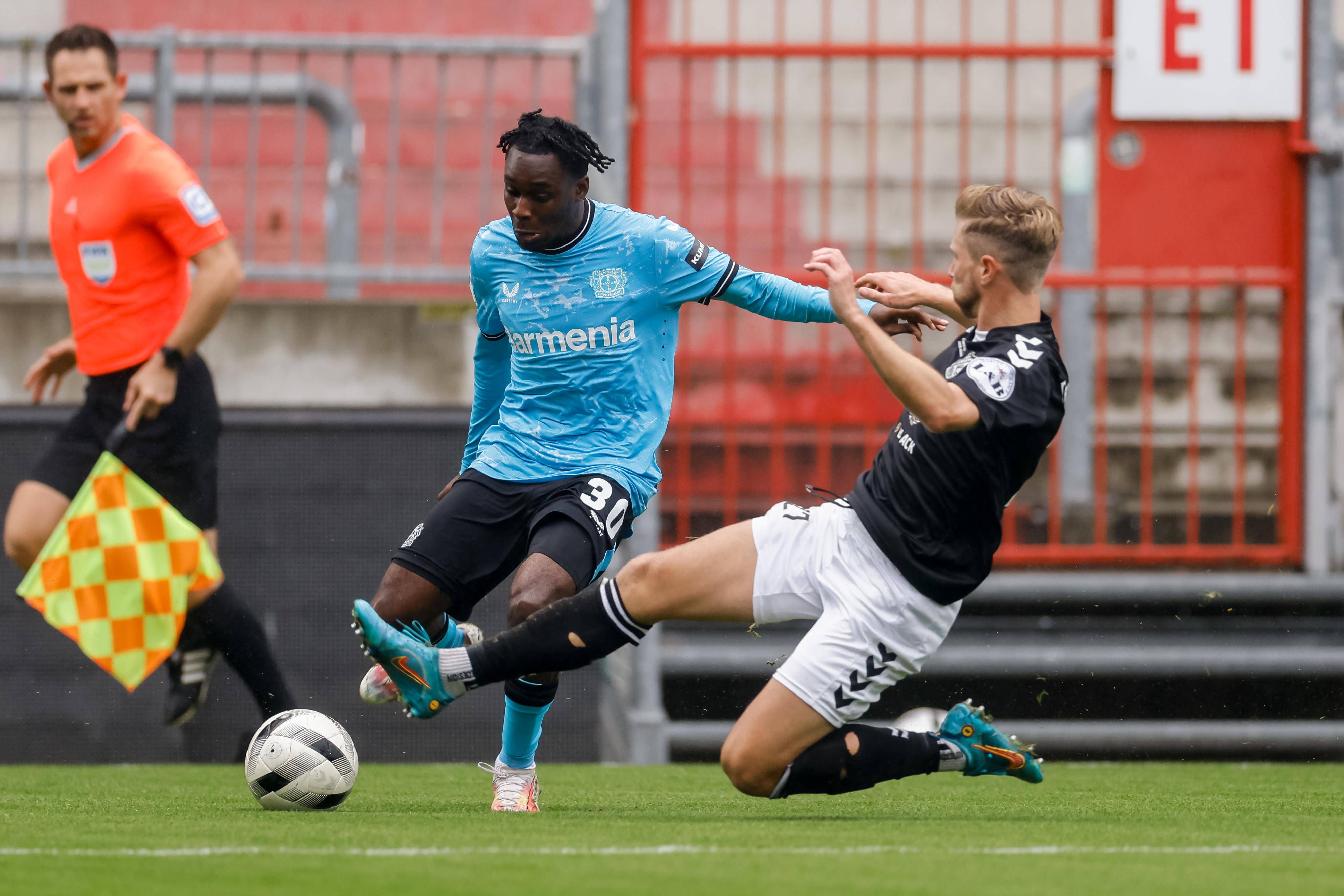 Sebastian Hertner im Zweikampf mit Ex-Leverkusen-Star Jeremie Frimpong (inzwischen Liverpool) beim Pokal-Match 2023 mit Teutonia.