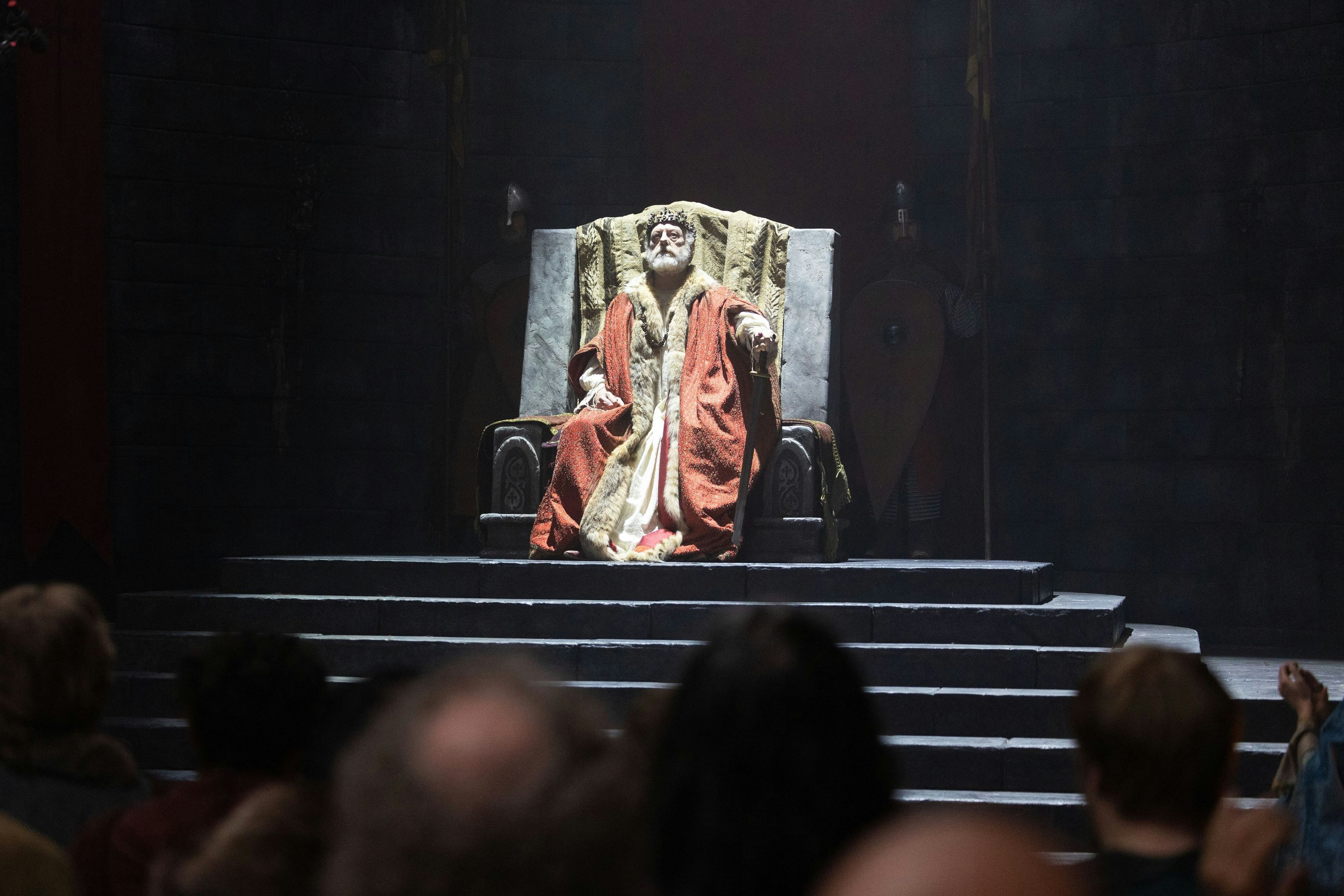 Der Medicus heilt den greisen König, was dessen junger Frau gar nicht gefällt