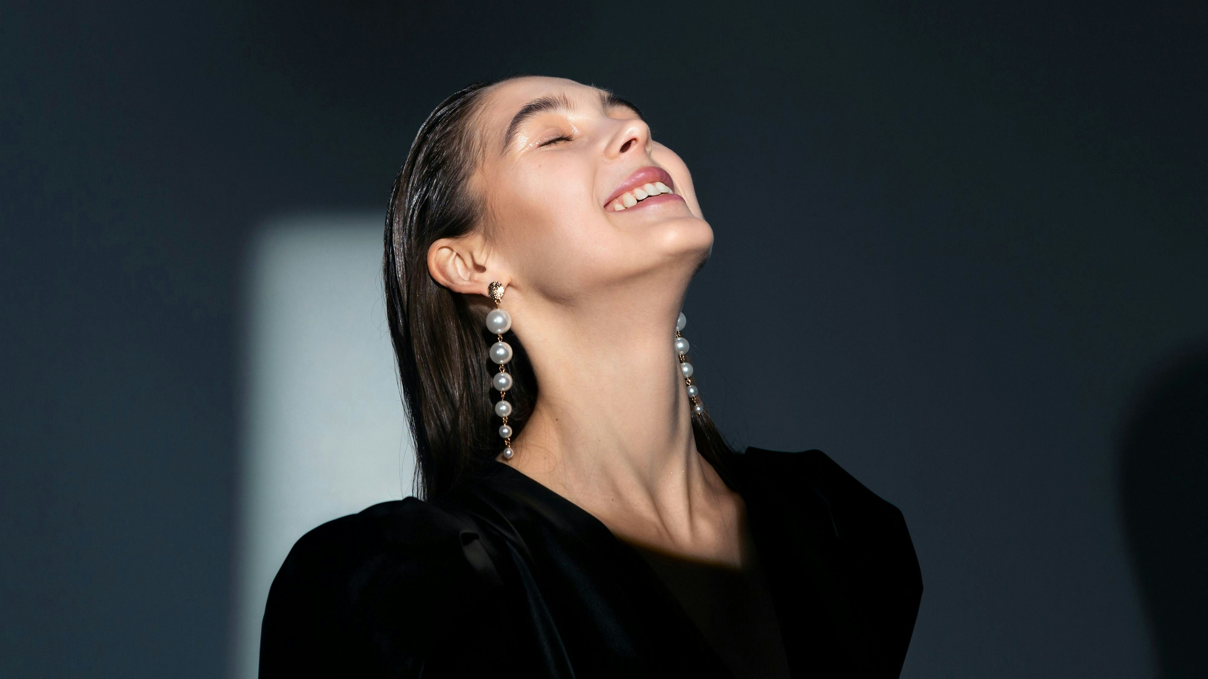 Hat man schon mal gekauft, weil sie einem gefallen haben, hat man aber bisher noch keinen "Ausflug" gehabt: XXL-Ohrringe oder anderer Statement-Schmuck hat zu Weihnachten seinen großen Auftritt.